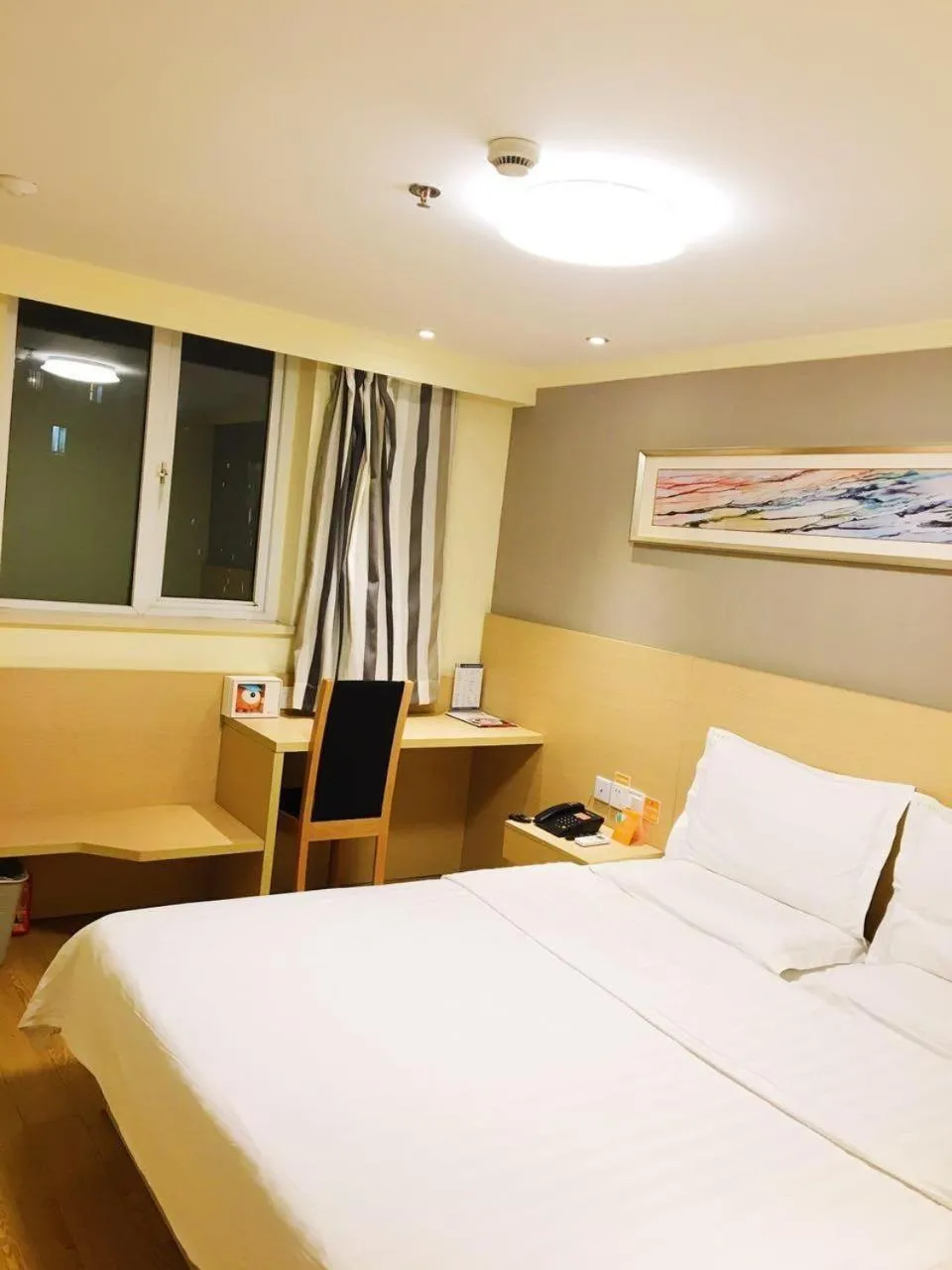 Bed in 7Days Inn Changshou Road Subway station