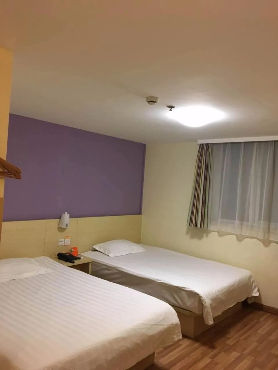 Bed in 7Days Inn Changshou Road Subway station