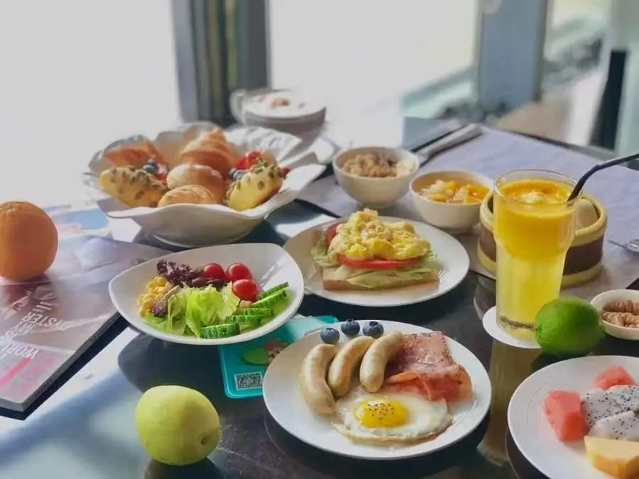 Breakfast in Pullman Haining