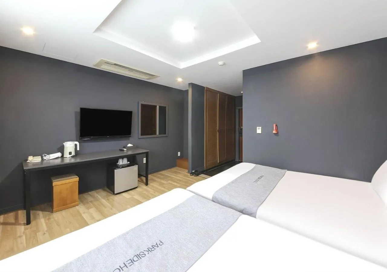 Bed in Jeju Parkside Tourist Hotel