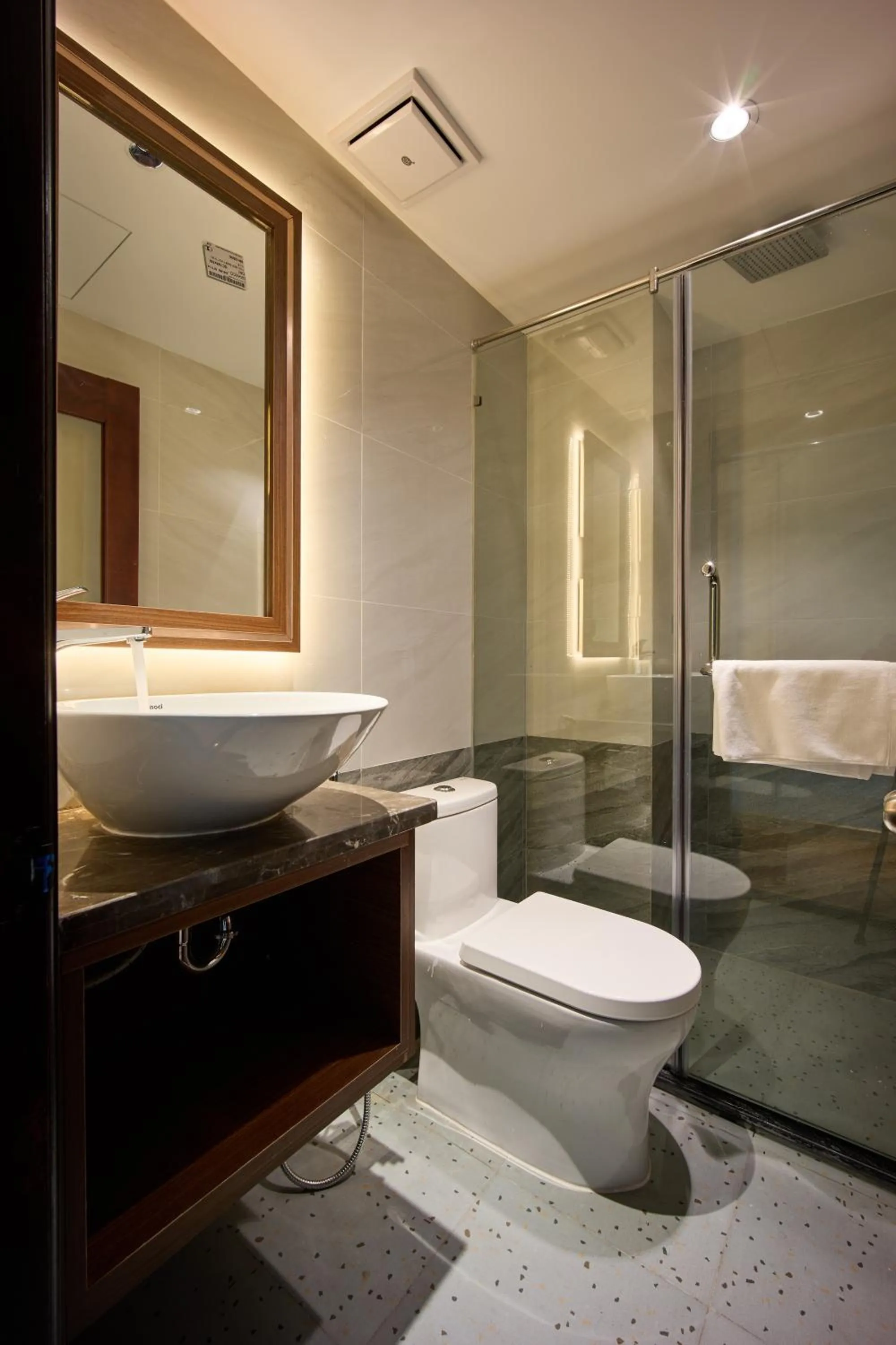 Shower in Elite Luxury Hotel by Elite24