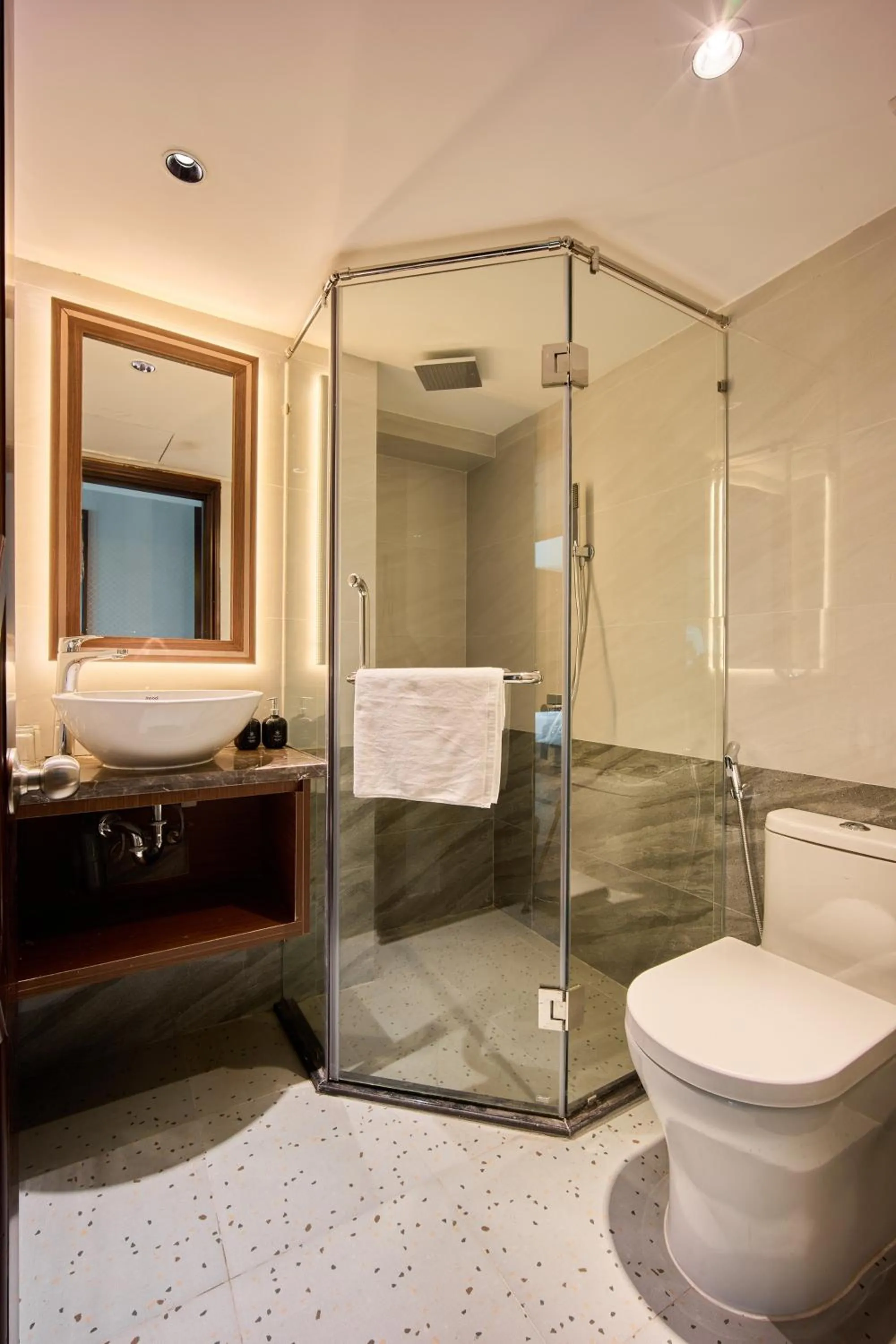 Shower in Elite Luxury Hotel by Elite24