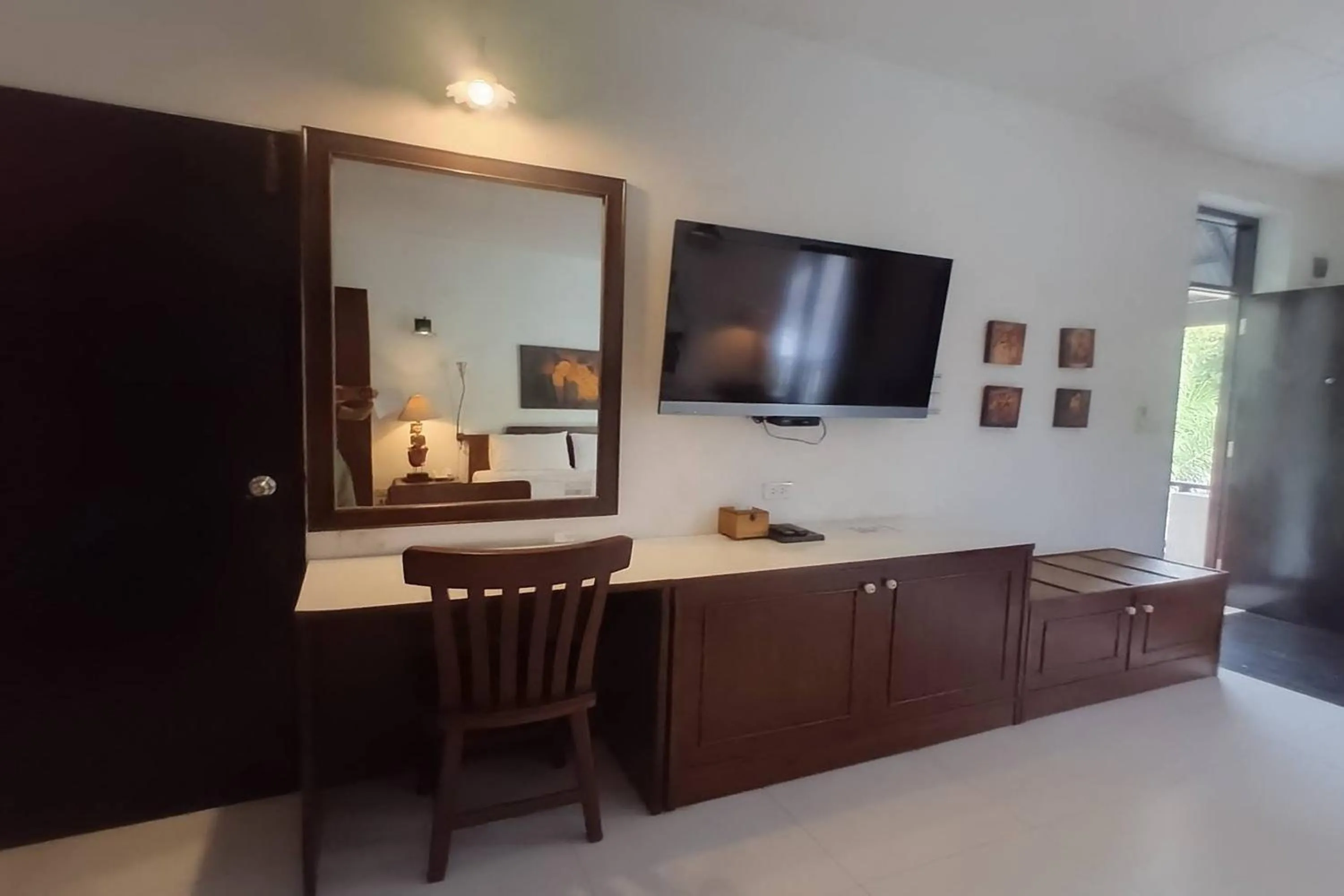 TV and multimedia in Baan Orawee Boutique Hotel