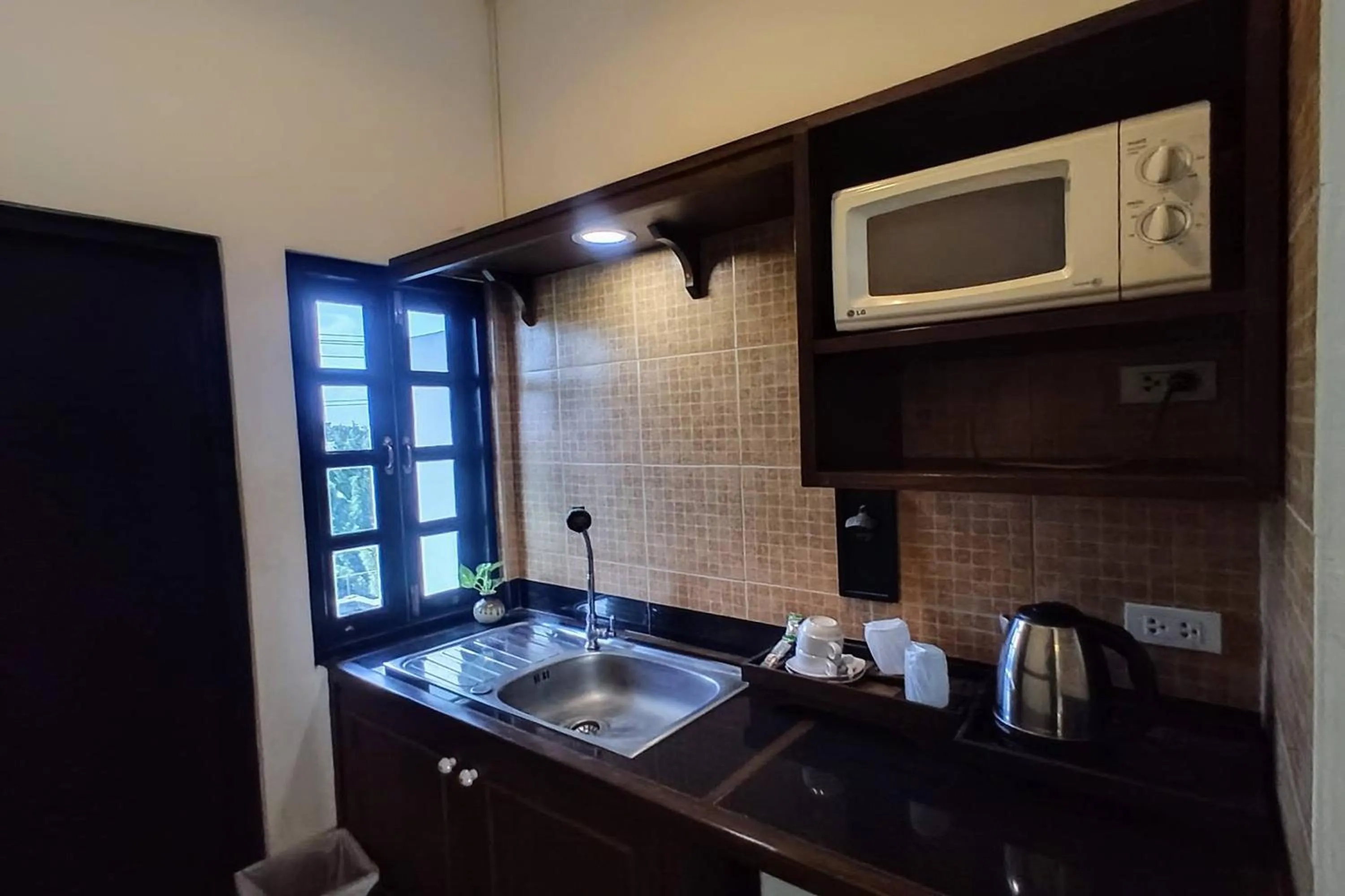 Kitchen or kitchenette in Baan Orawee Boutique Hotel