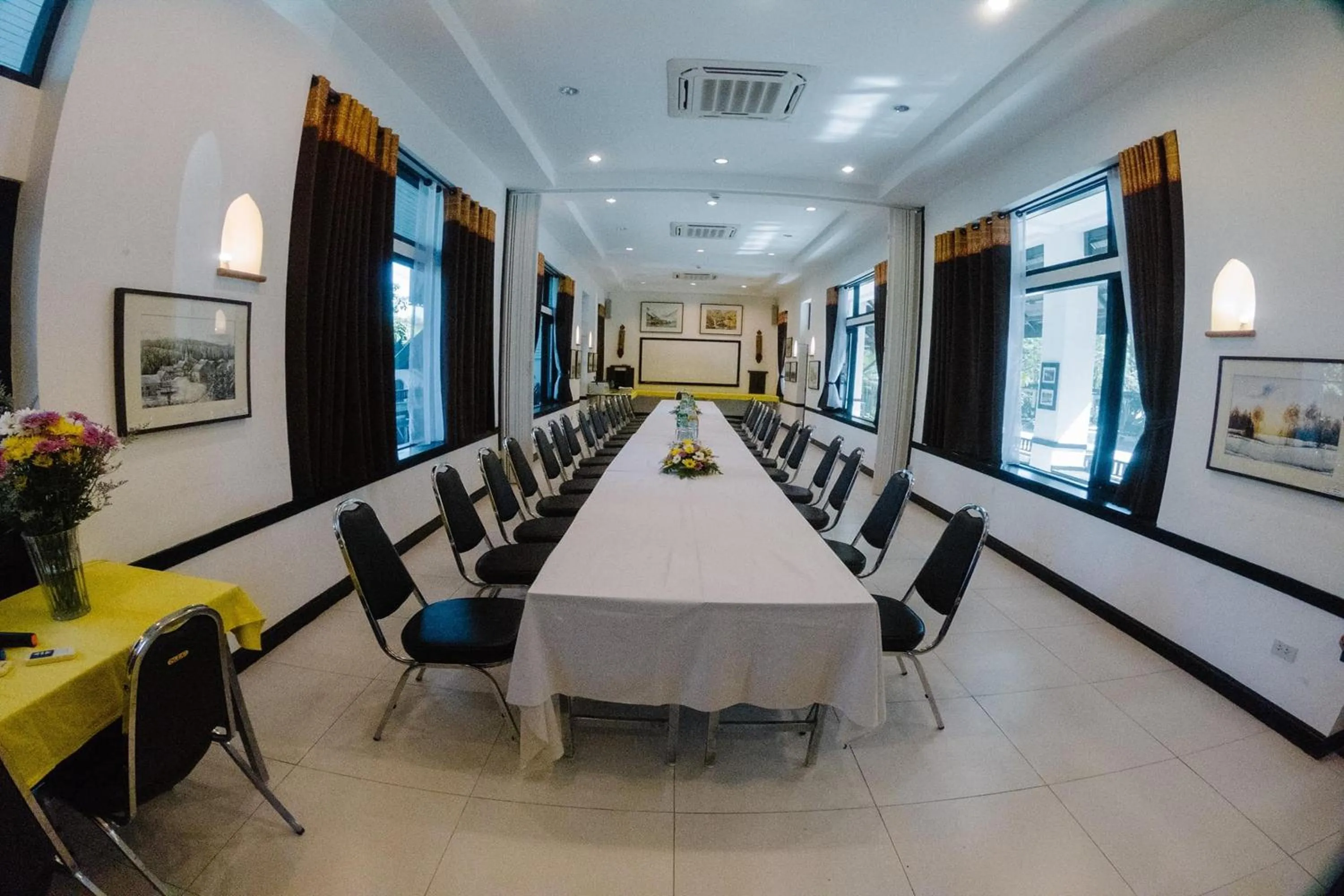 Restaurant/places to eat in Baan Orawee Boutique Hotel