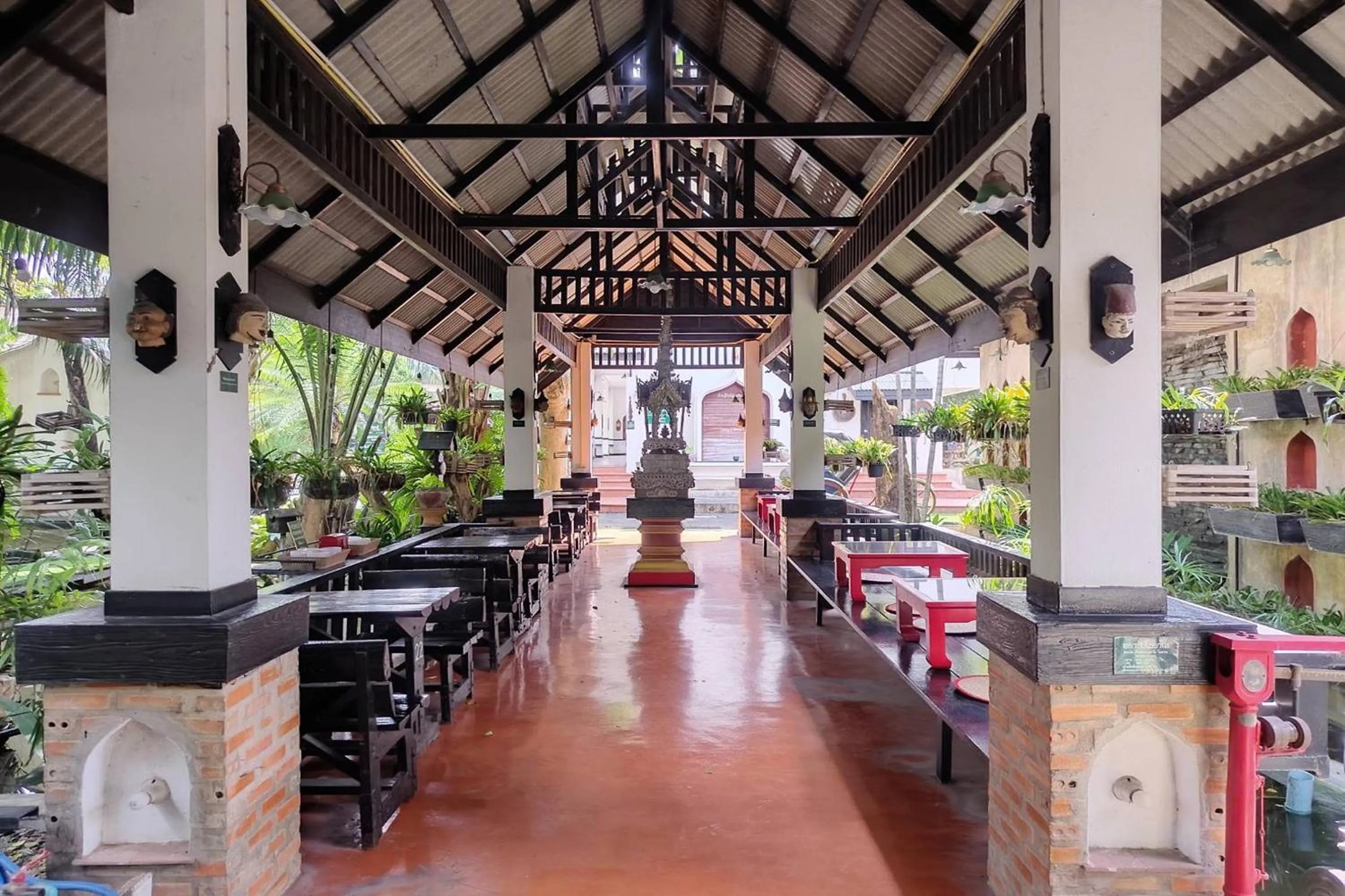 Restaurant/places to eat in Baan Orawee Boutique Hotel