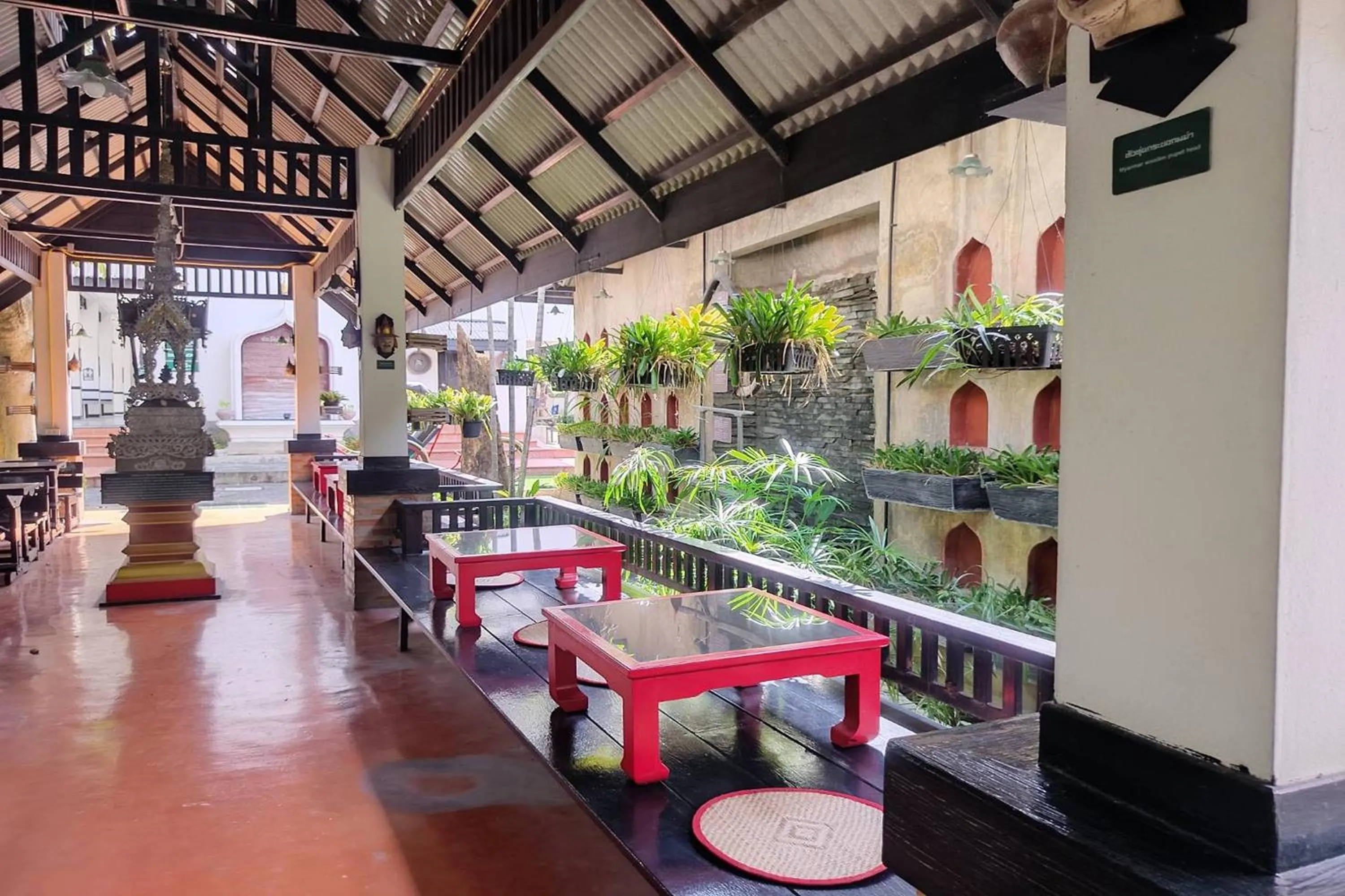 Restaurant/places to eat in Baan Orawee Boutique Hotel