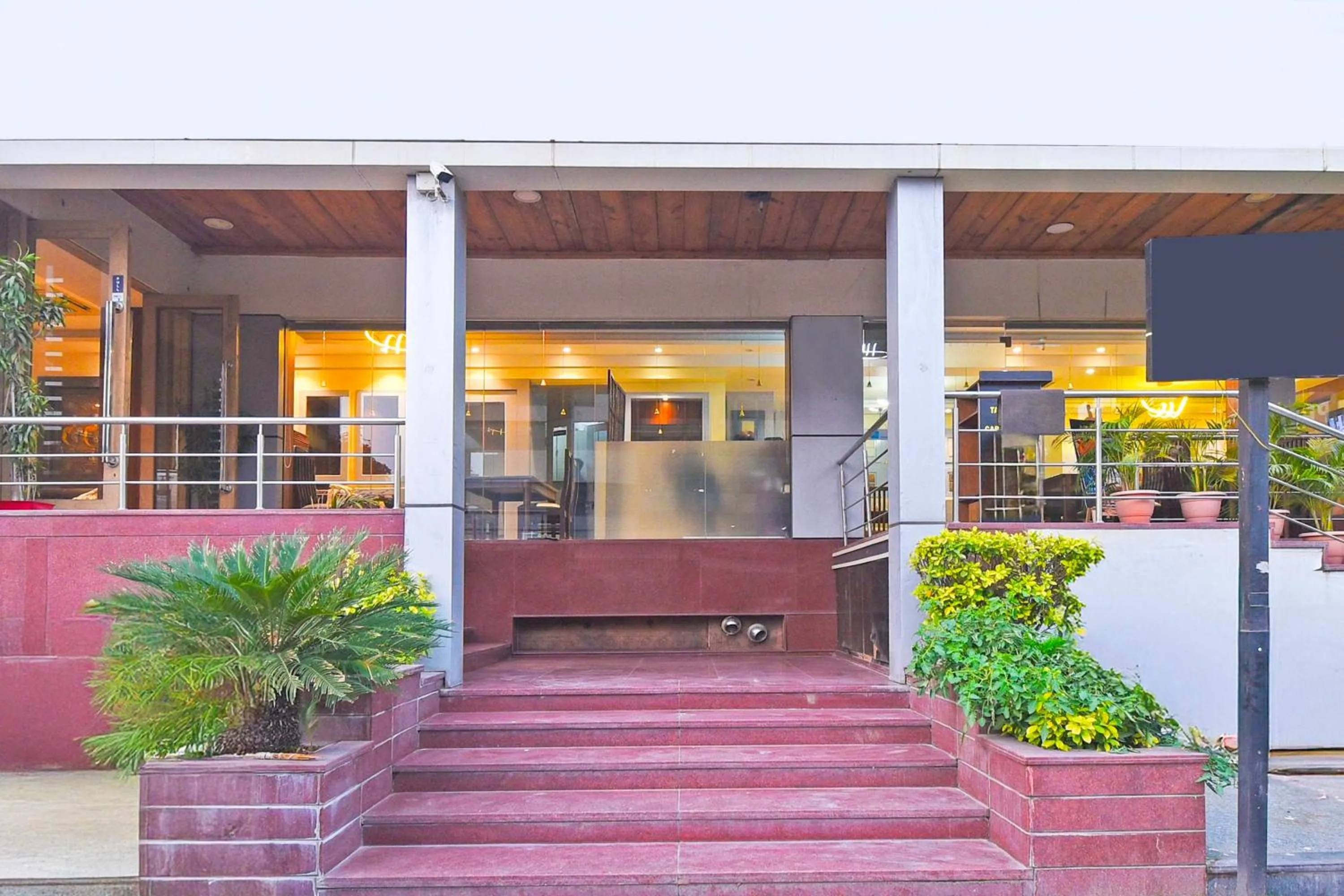 Facade/entrance in Collection O JLN Marg