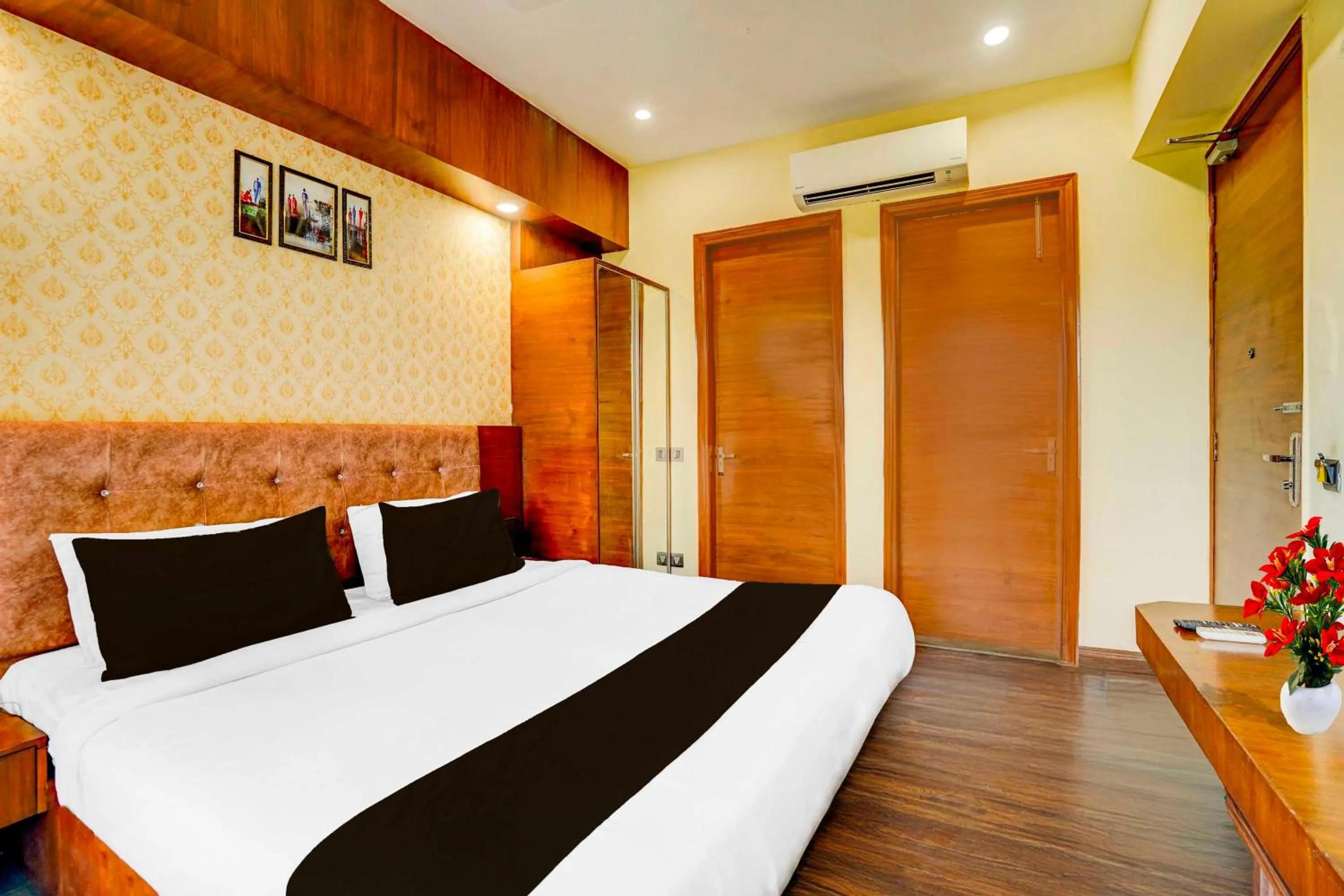 Bedroom, Bed in Townhouse Oak Sector 47 Near Medanta