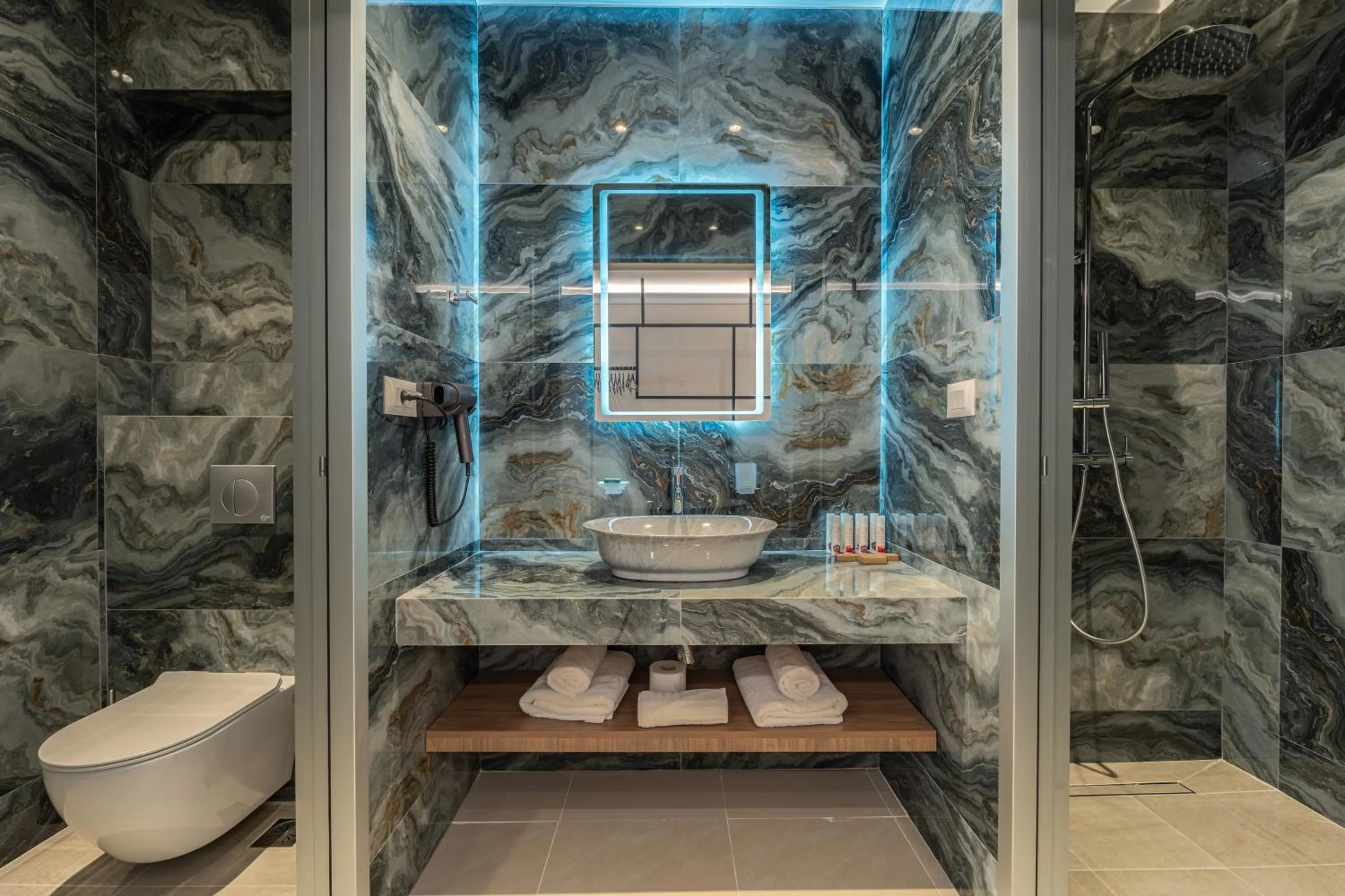 Shower in Philia Center Suites