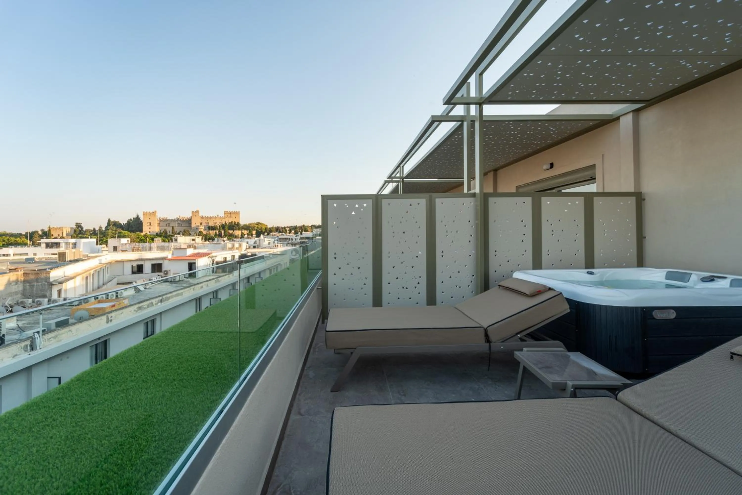 Hot Tub in Philia Center Suites