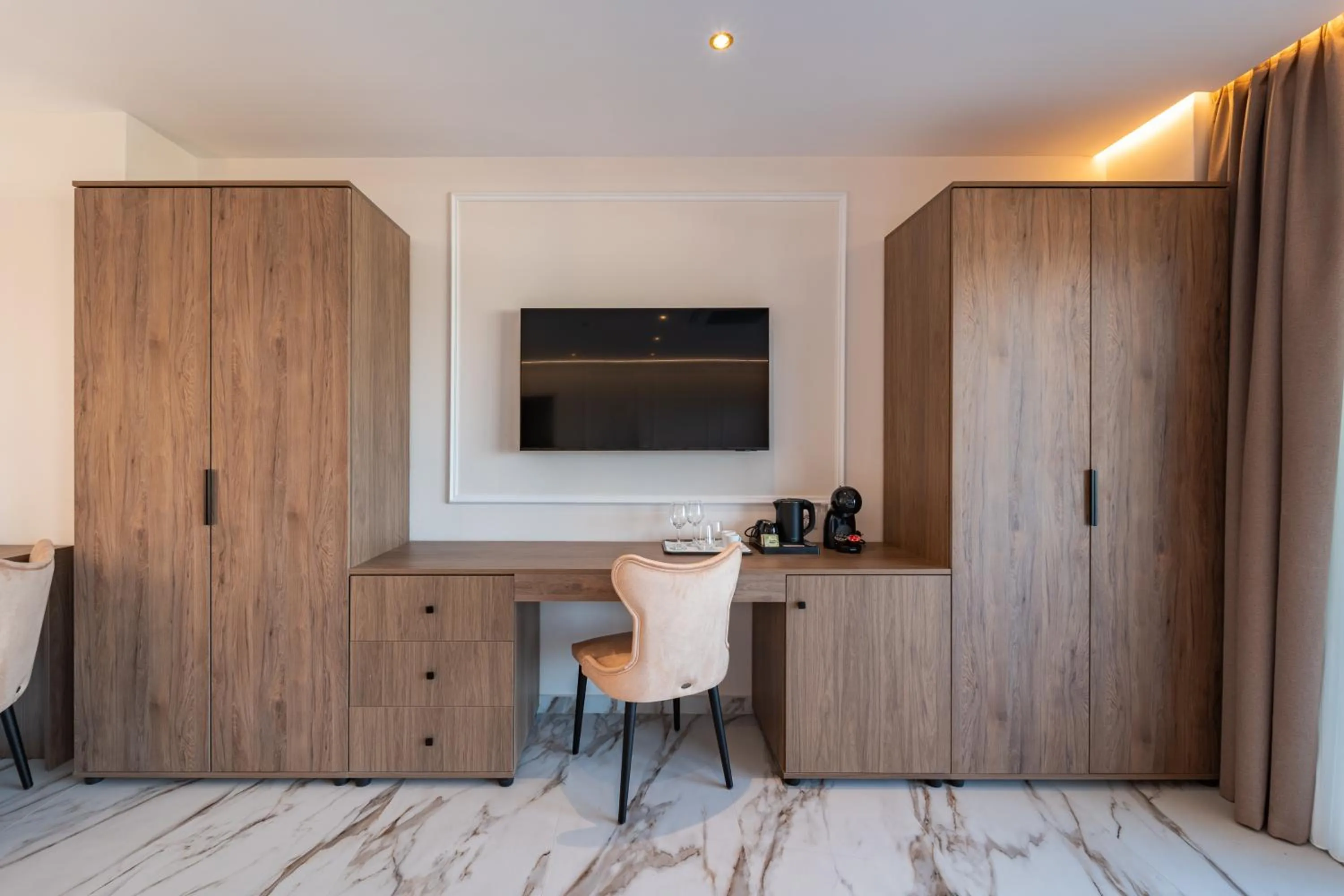 Coffee/tea facilities in Philia Center Suites