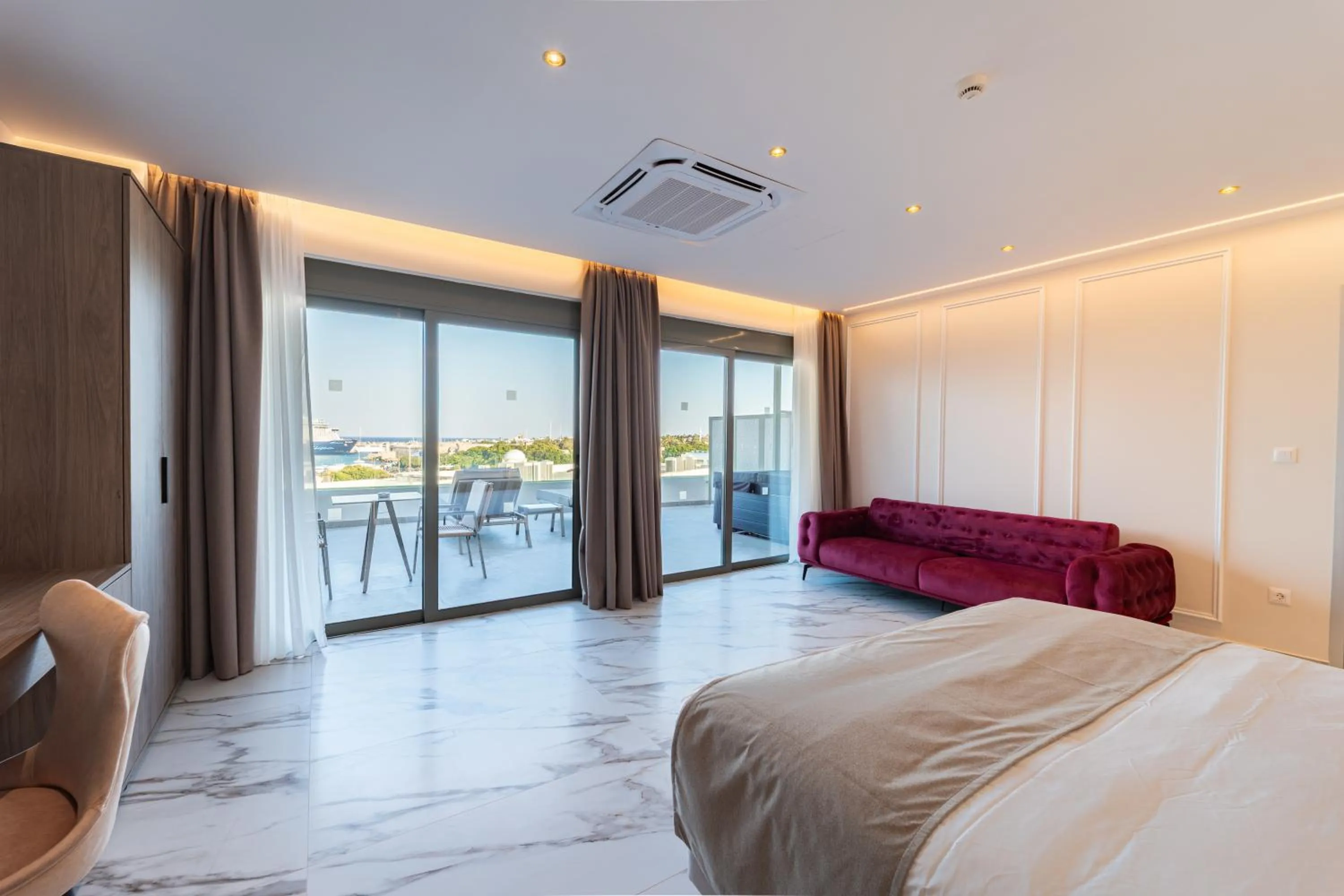 Photo of the whole room, Bed in Philia Center Suites