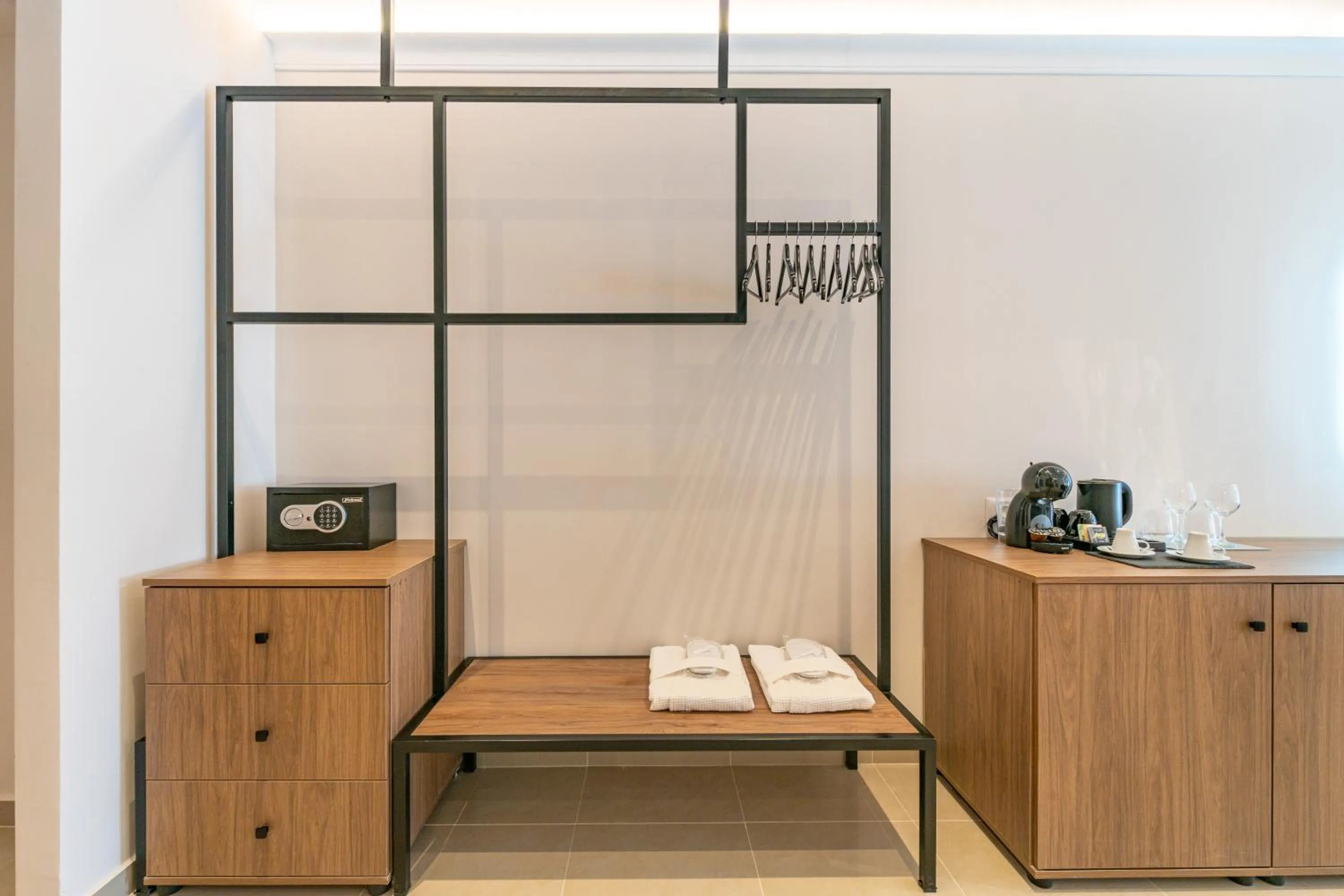 Coffee/tea facilities in Philia Center Suites