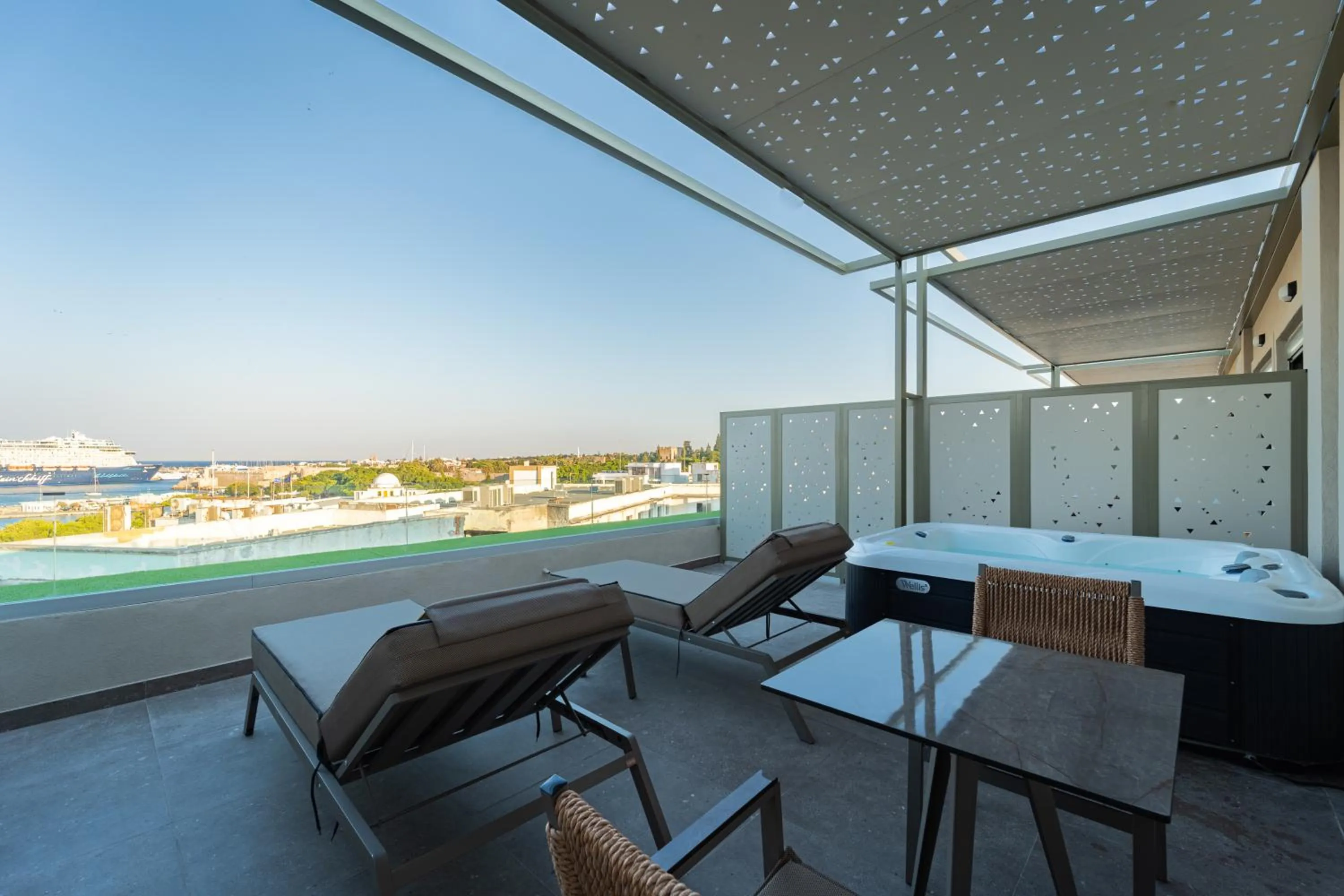 Hot Tub in Philia Center Suites