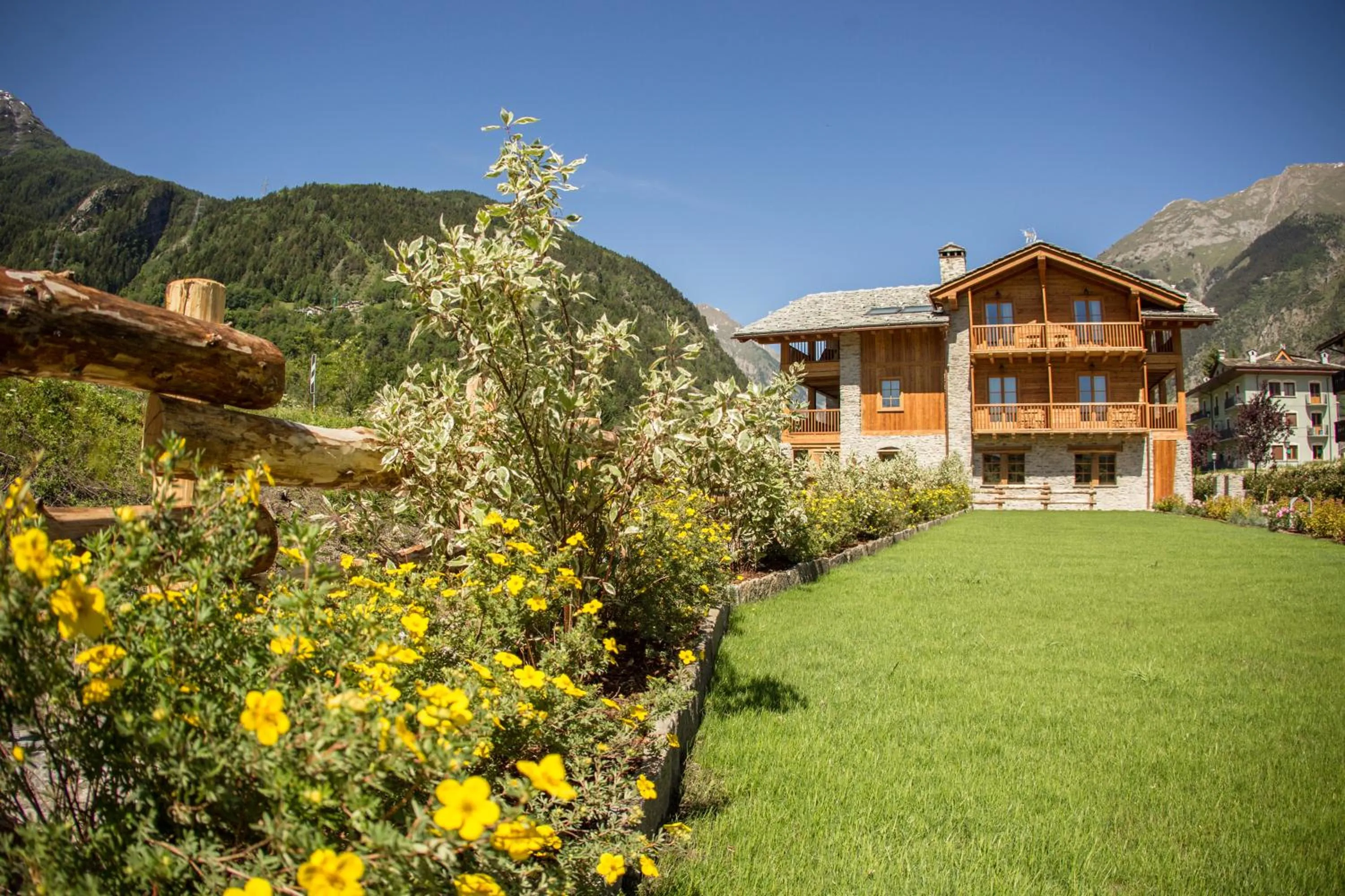 Property building in Hotel Les Montagnards