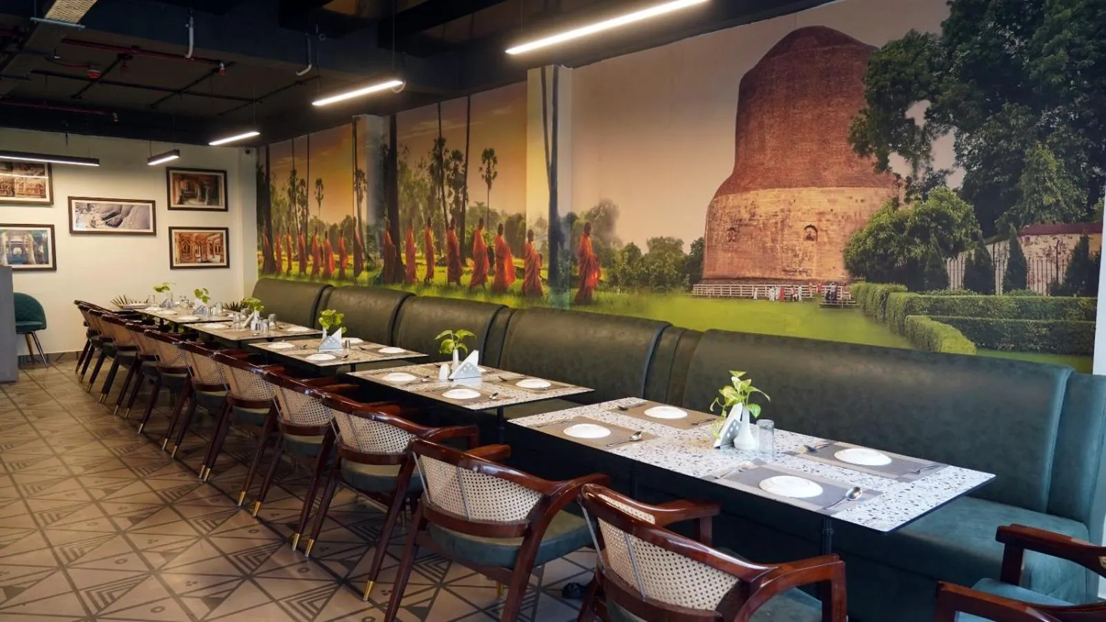 Restaurant/places to eat in Hotel Anant Inn