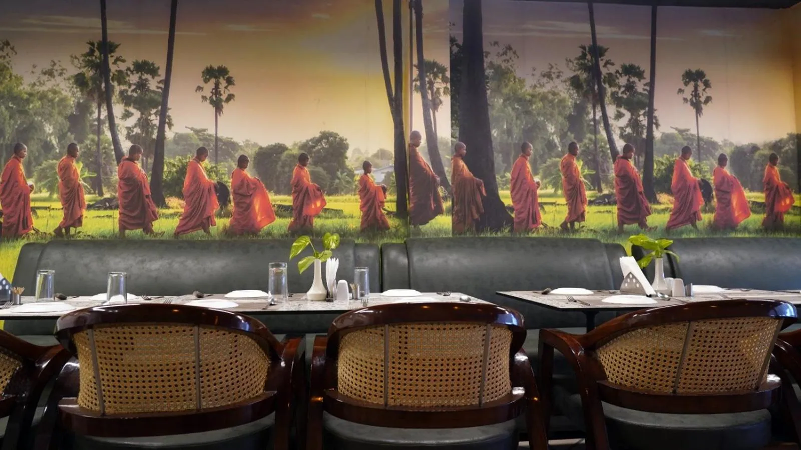 Restaurant/places to eat in Hotel Anant Inn