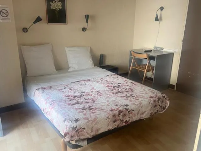 Bed in Hotel Du Commerce
