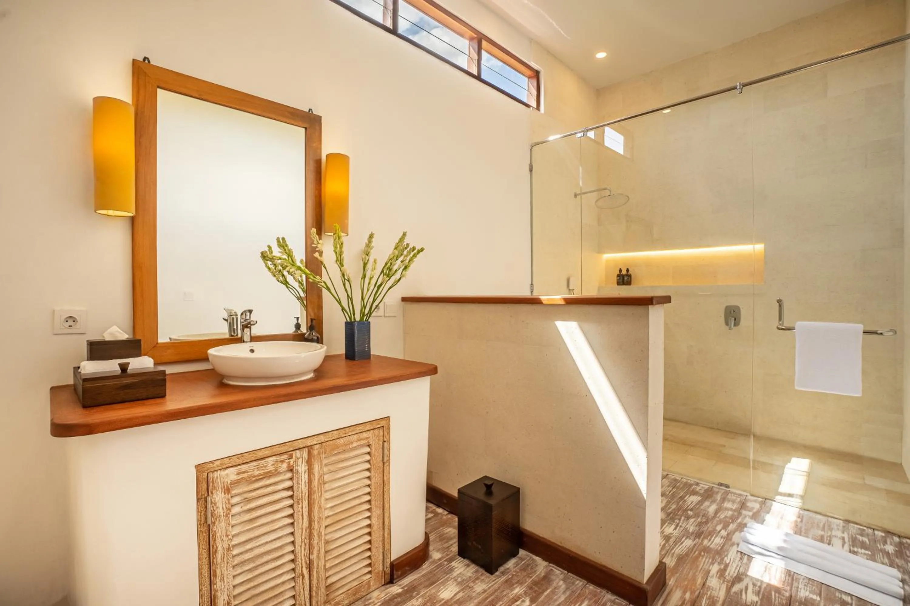 Bathroom in Villa Tropical Svasti by Nakula