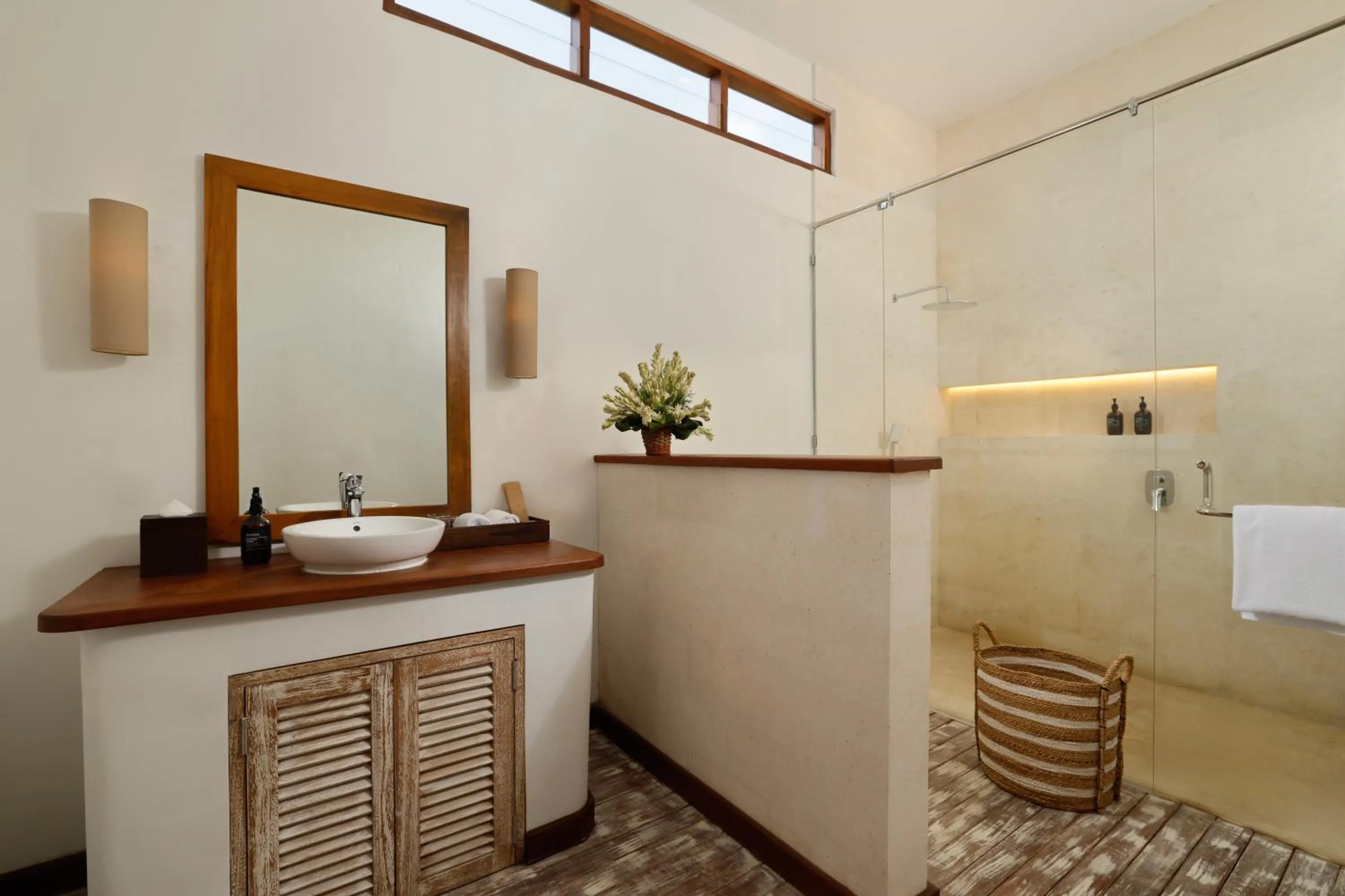 Bathroom in Villa Tropical Svasti by Nakula