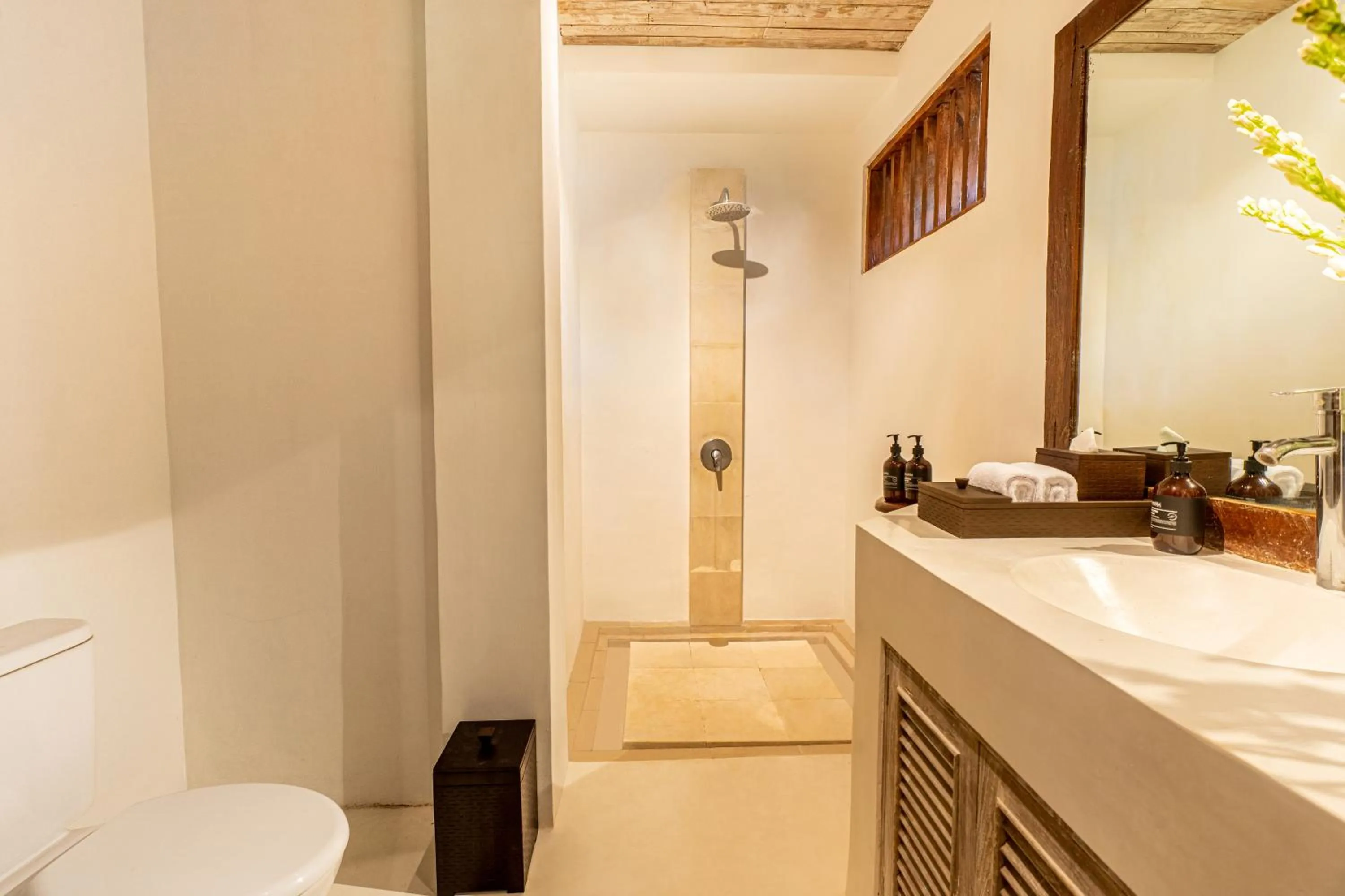 Bathroom in Villa Tropical Svasti by Nakula