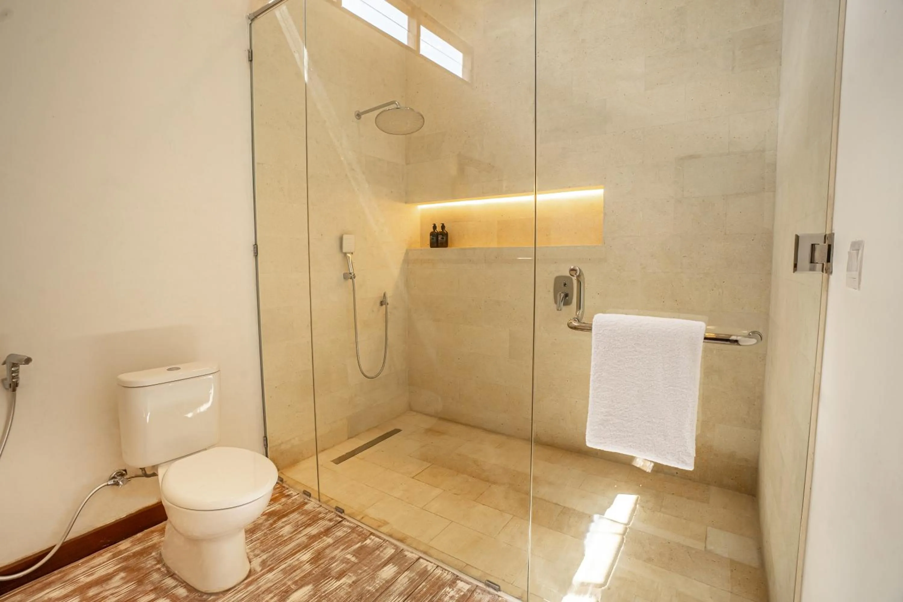 Bathroom in Villa Tropical Svasti by Nakula