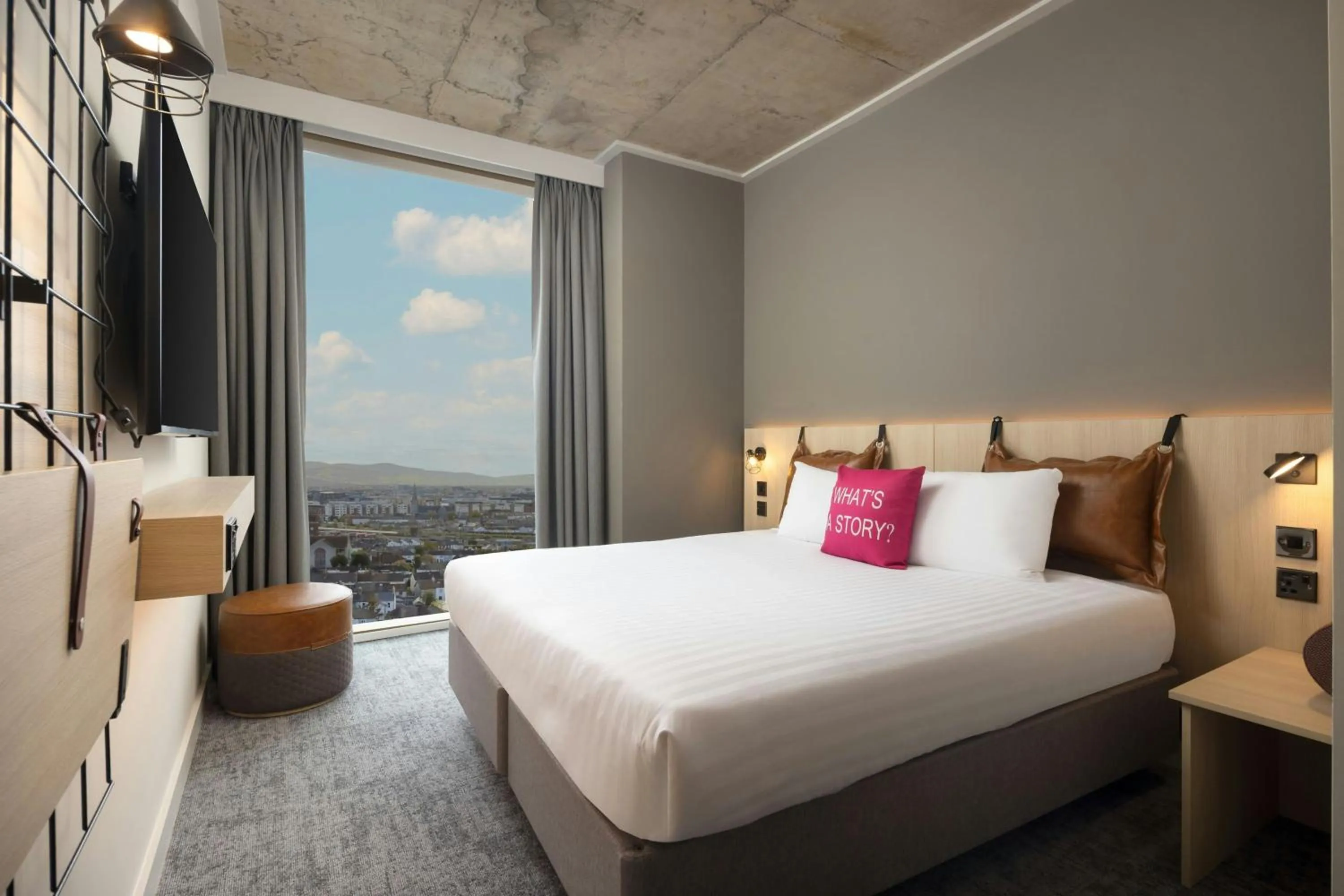 Photo of the whole room, Bed in Moxy Dublin Docklands