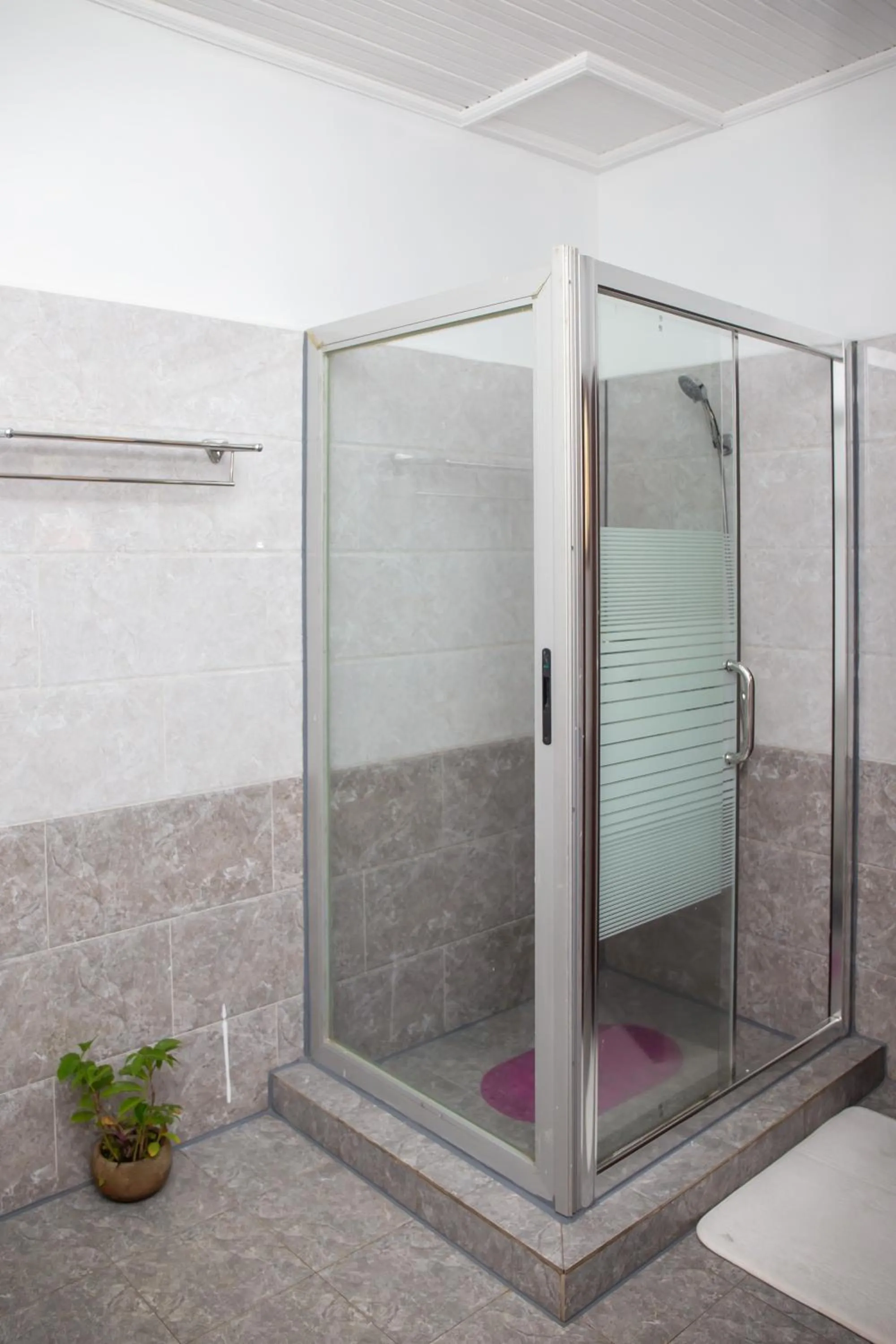 Shower in Eagle View Golf