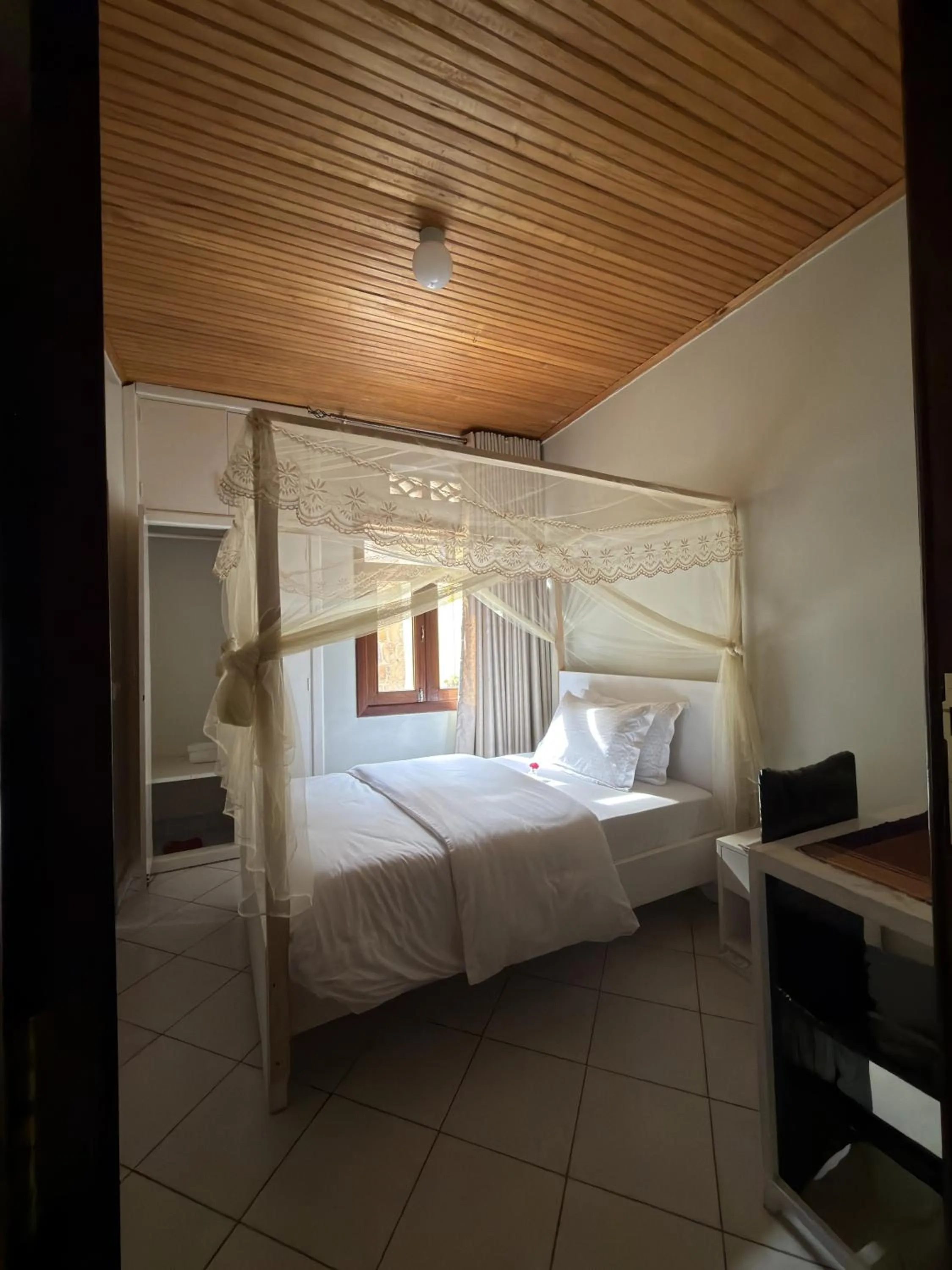 Photo of the whole room, Bed in Eagle View Golf