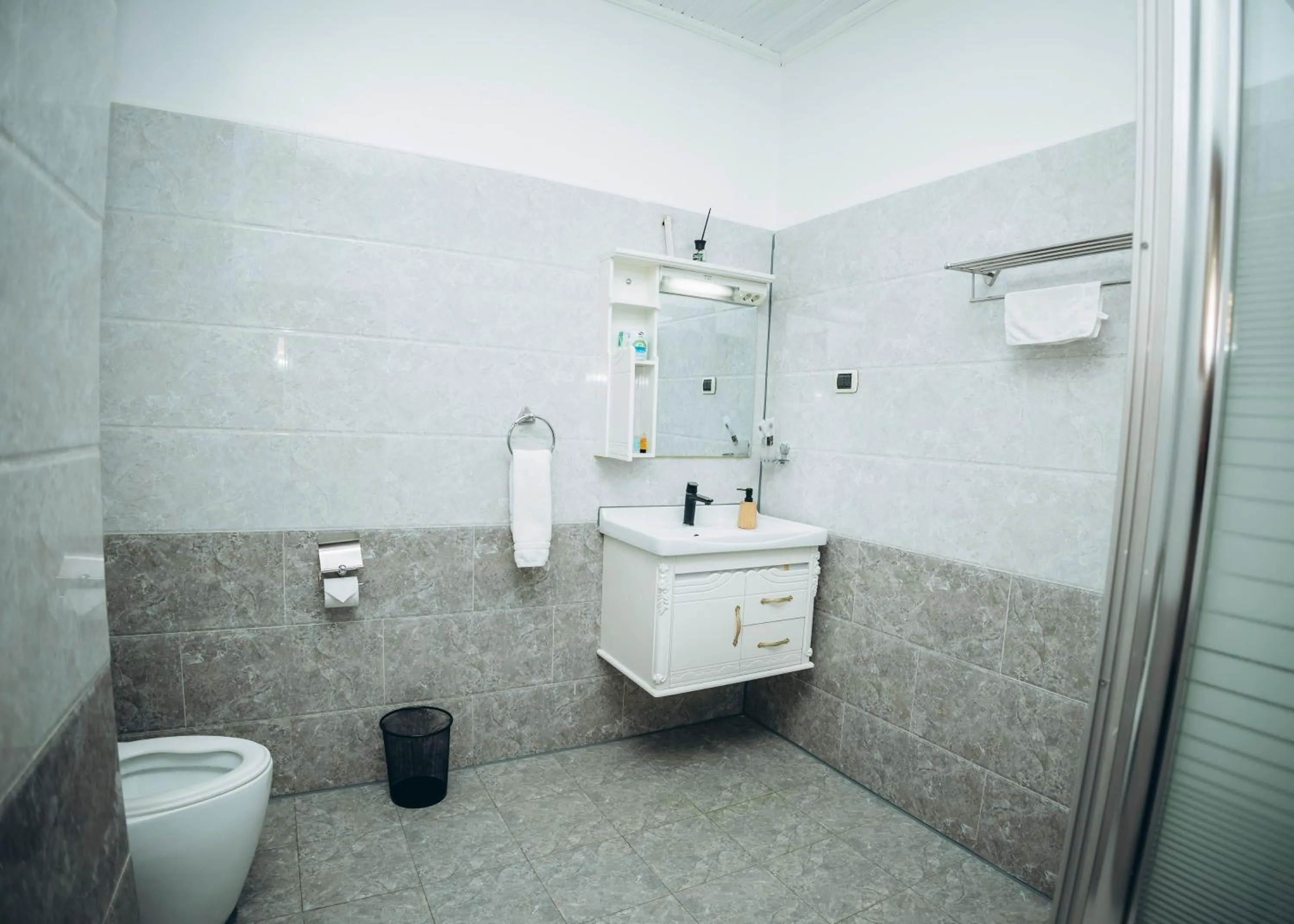 Shower in Eagle View Golf