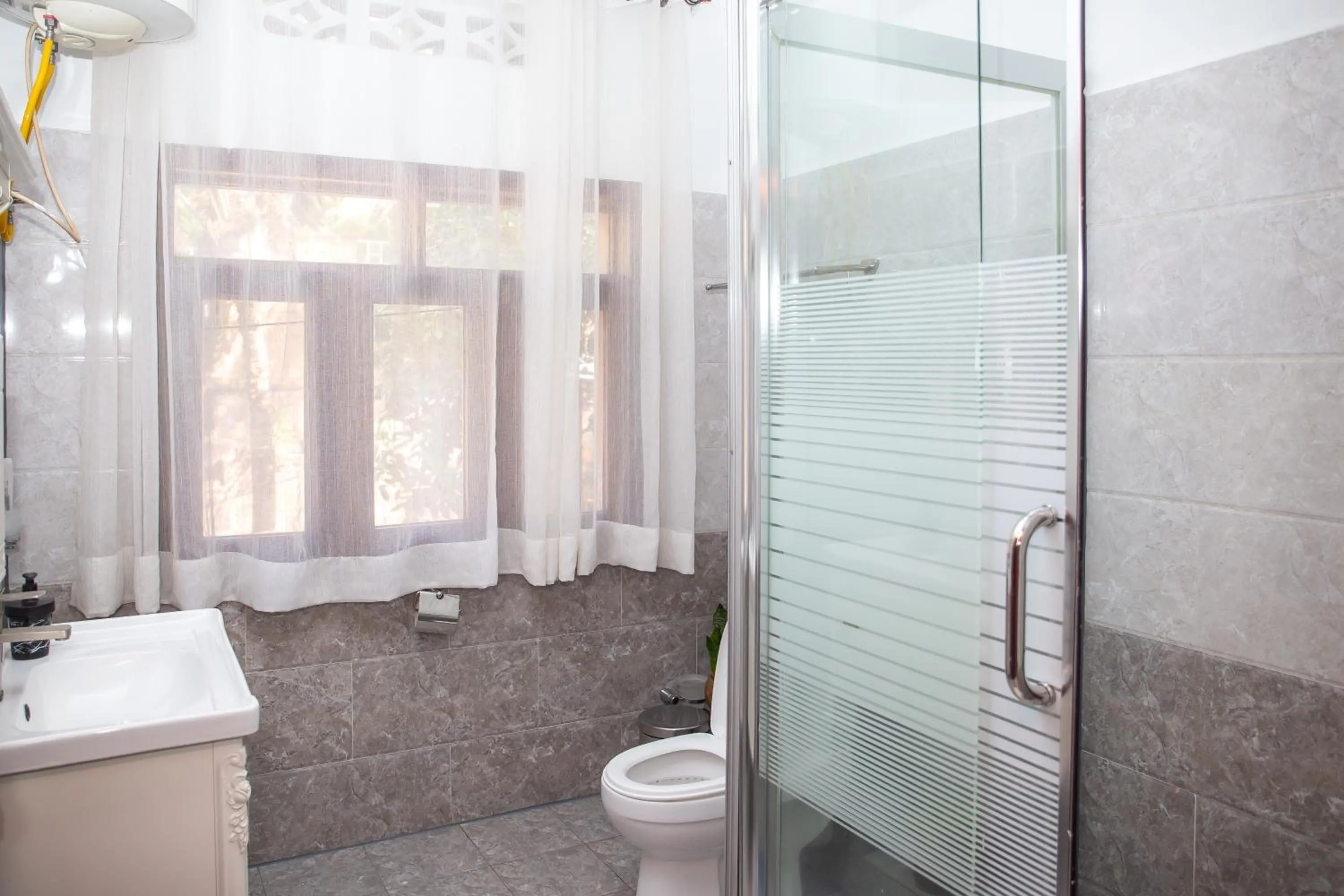 Shower in Eagle View Golf