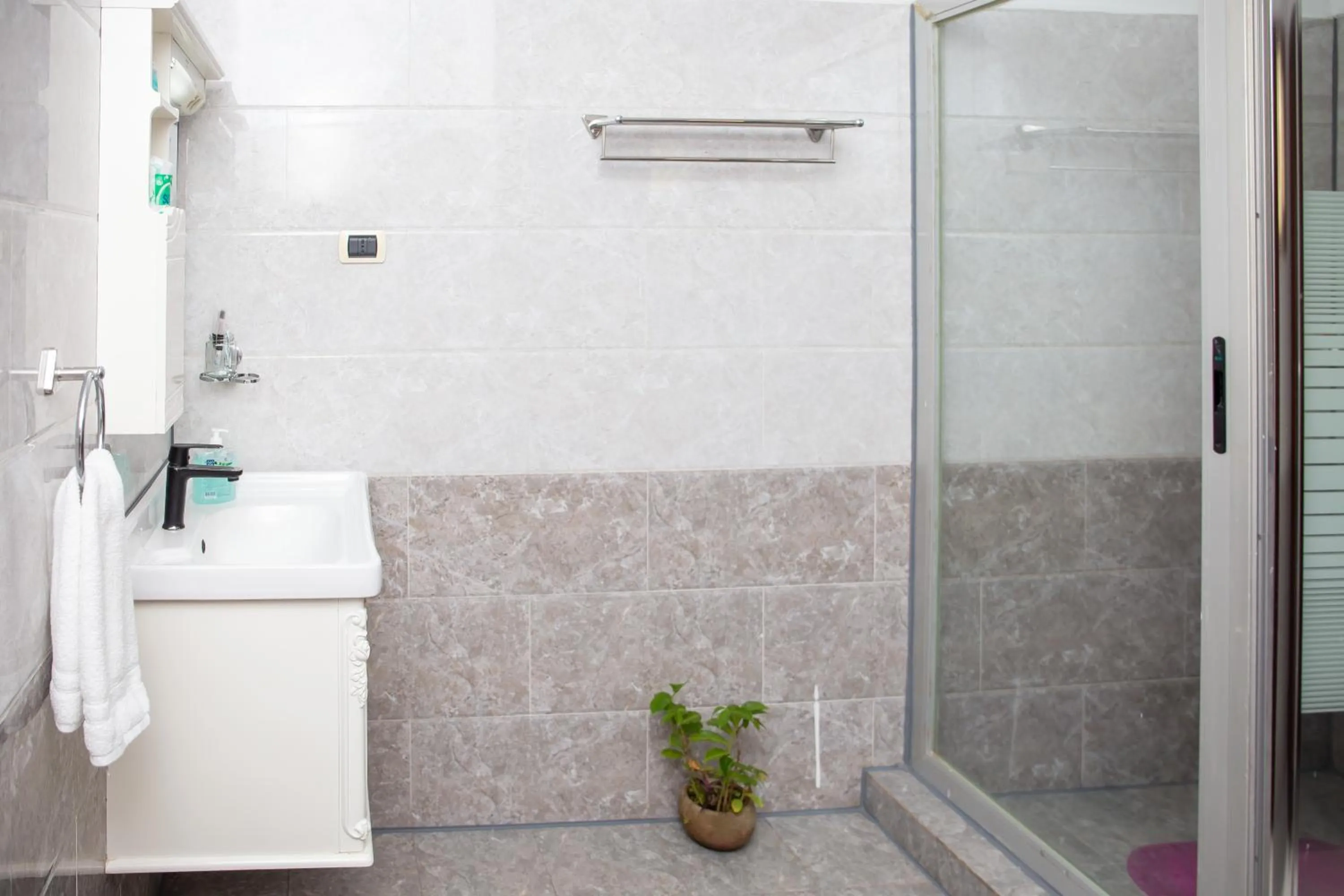 Shower in Eagle View Golf