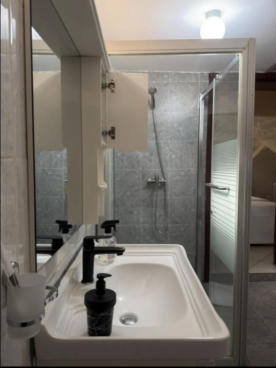 Shower in Eagle View Golf