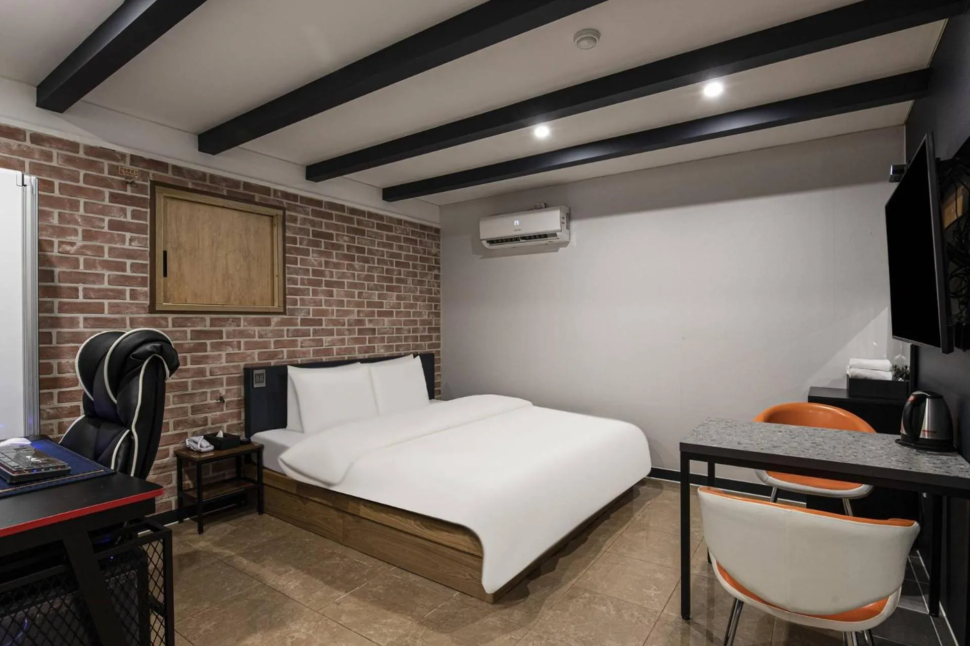 Bed in Film 372 Hotel