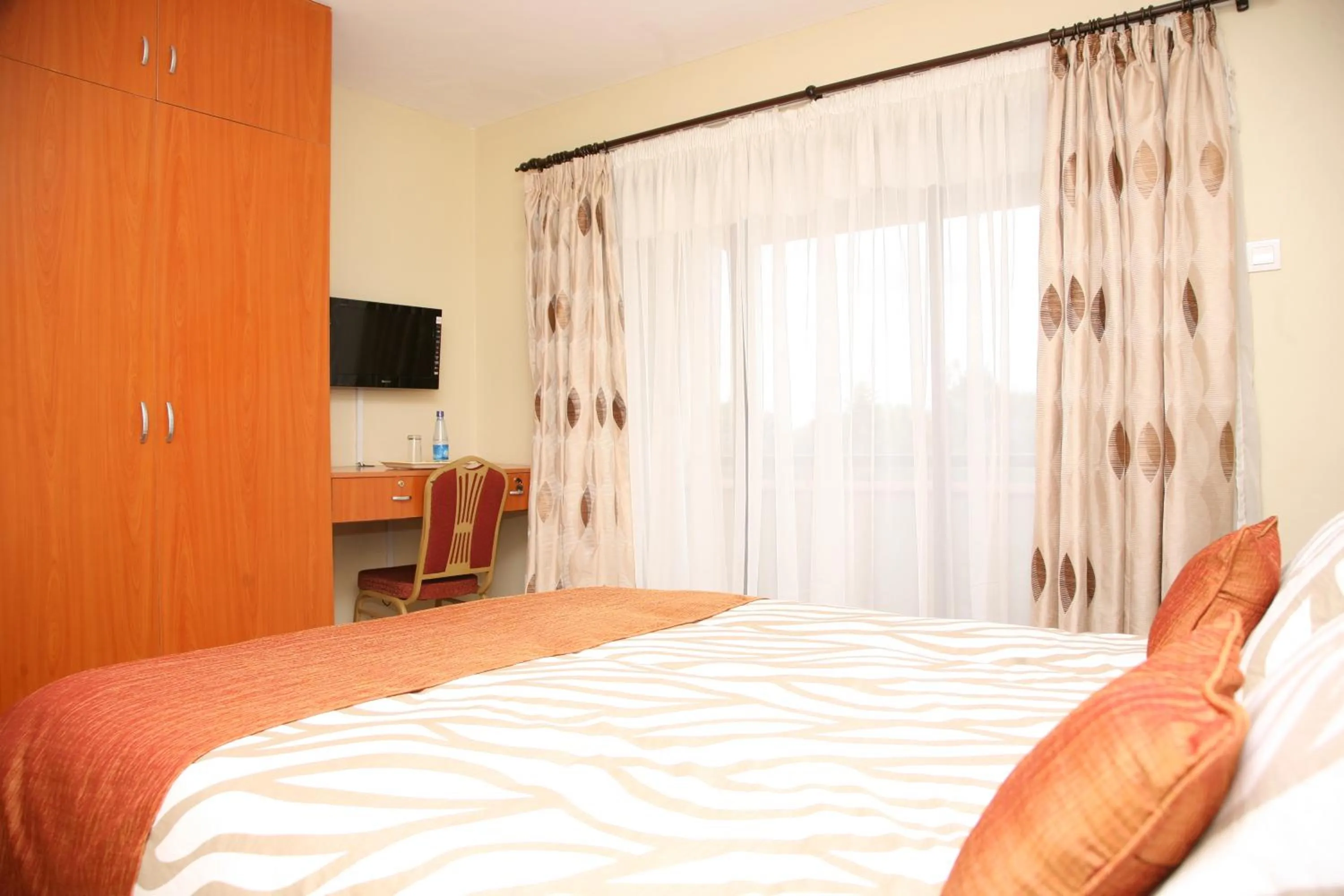 Photo of the whole room, Bed in Nairobi Transit Hotel