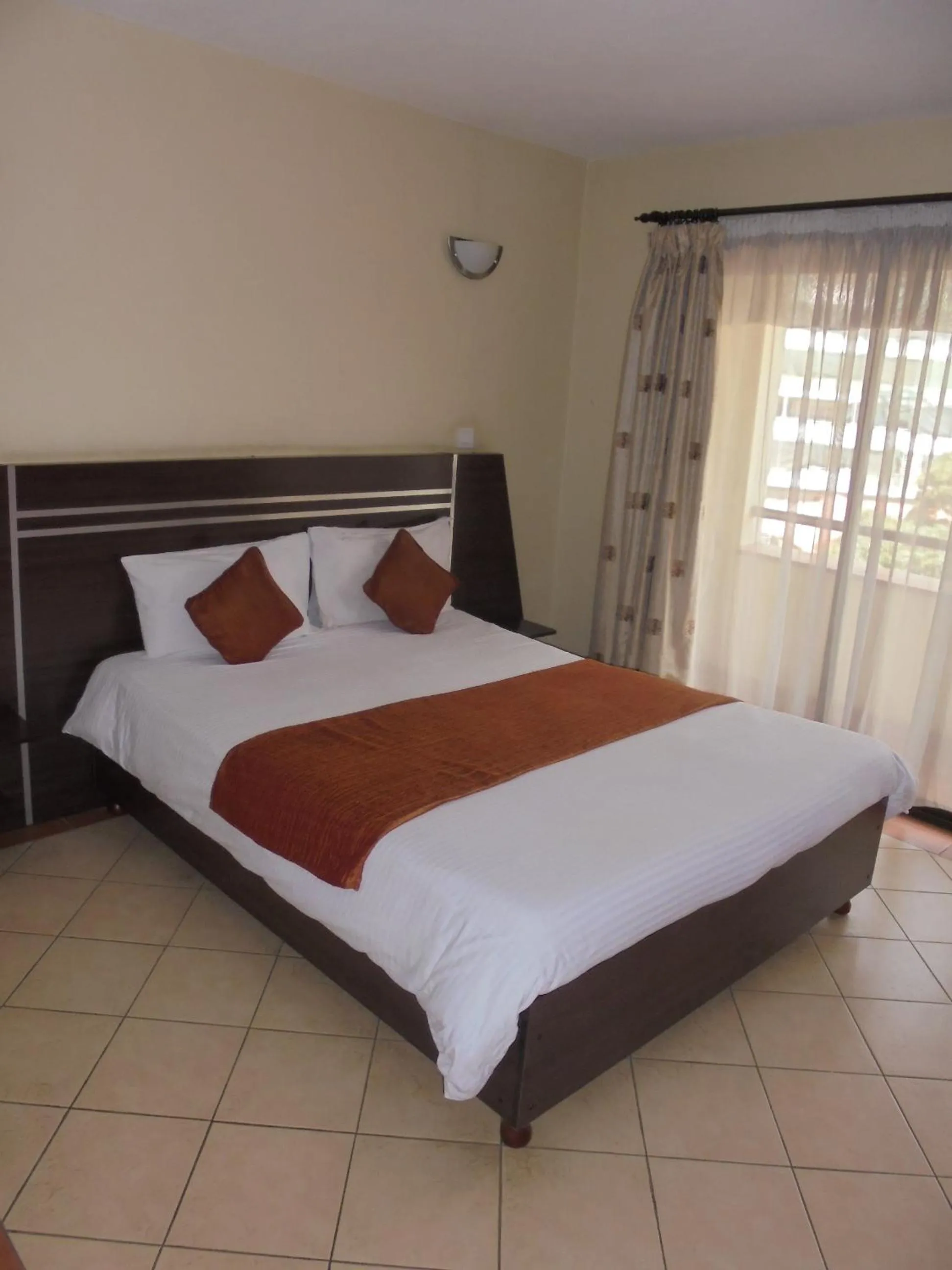 Photo of the whole room, Bed in Nairobi Transit Hotel