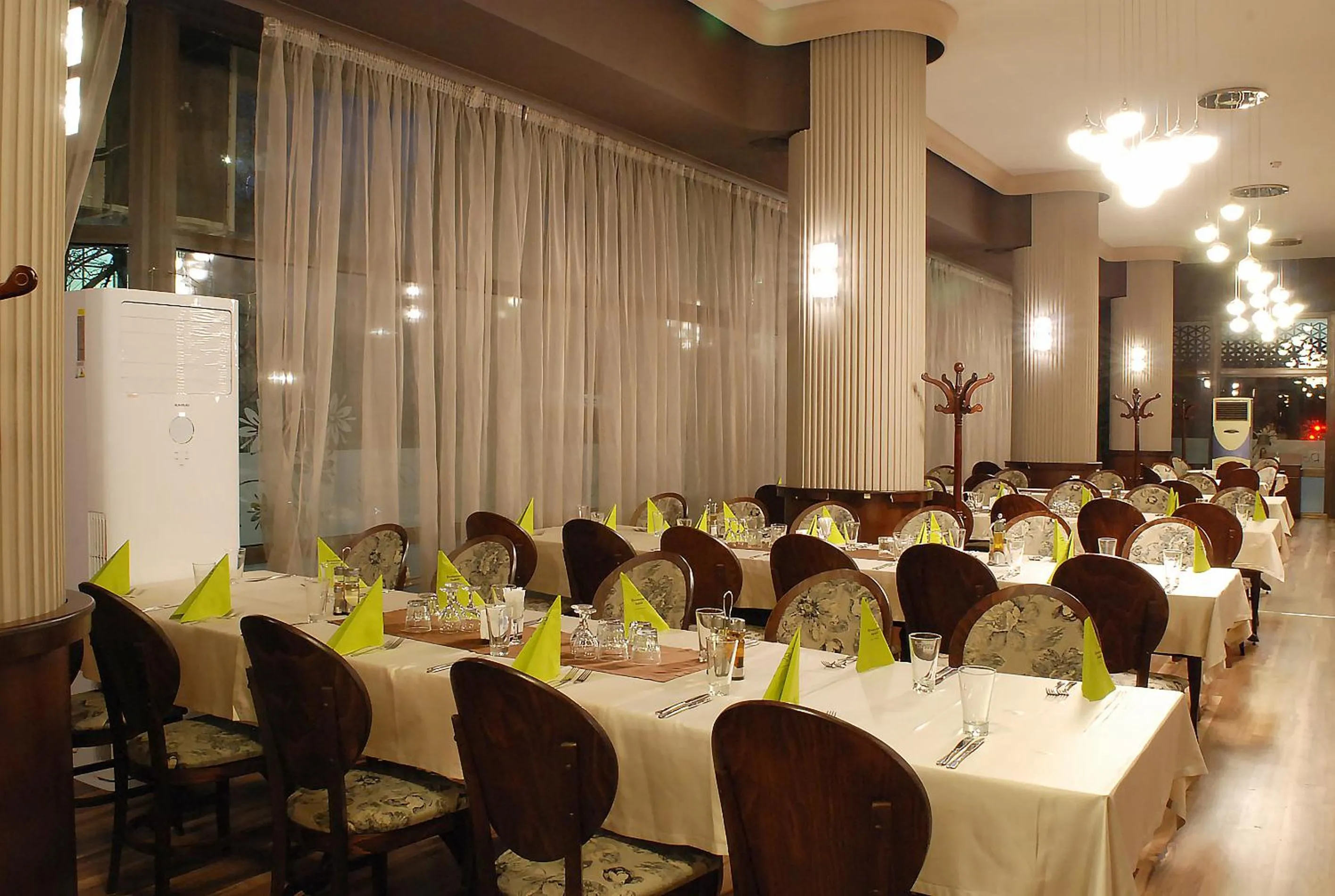 Restaurant/places to eat in Hotel Balkan