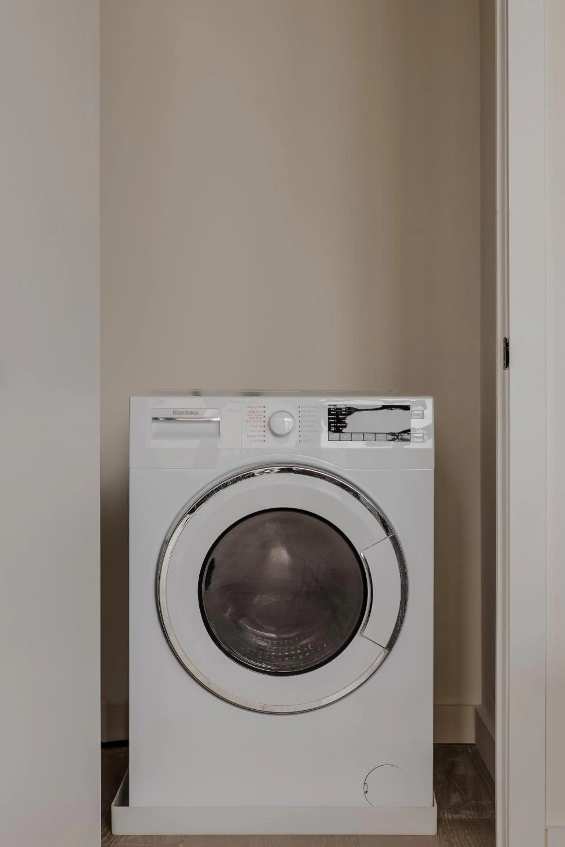 washing machine in Sosuite at The Onyx - Museum District