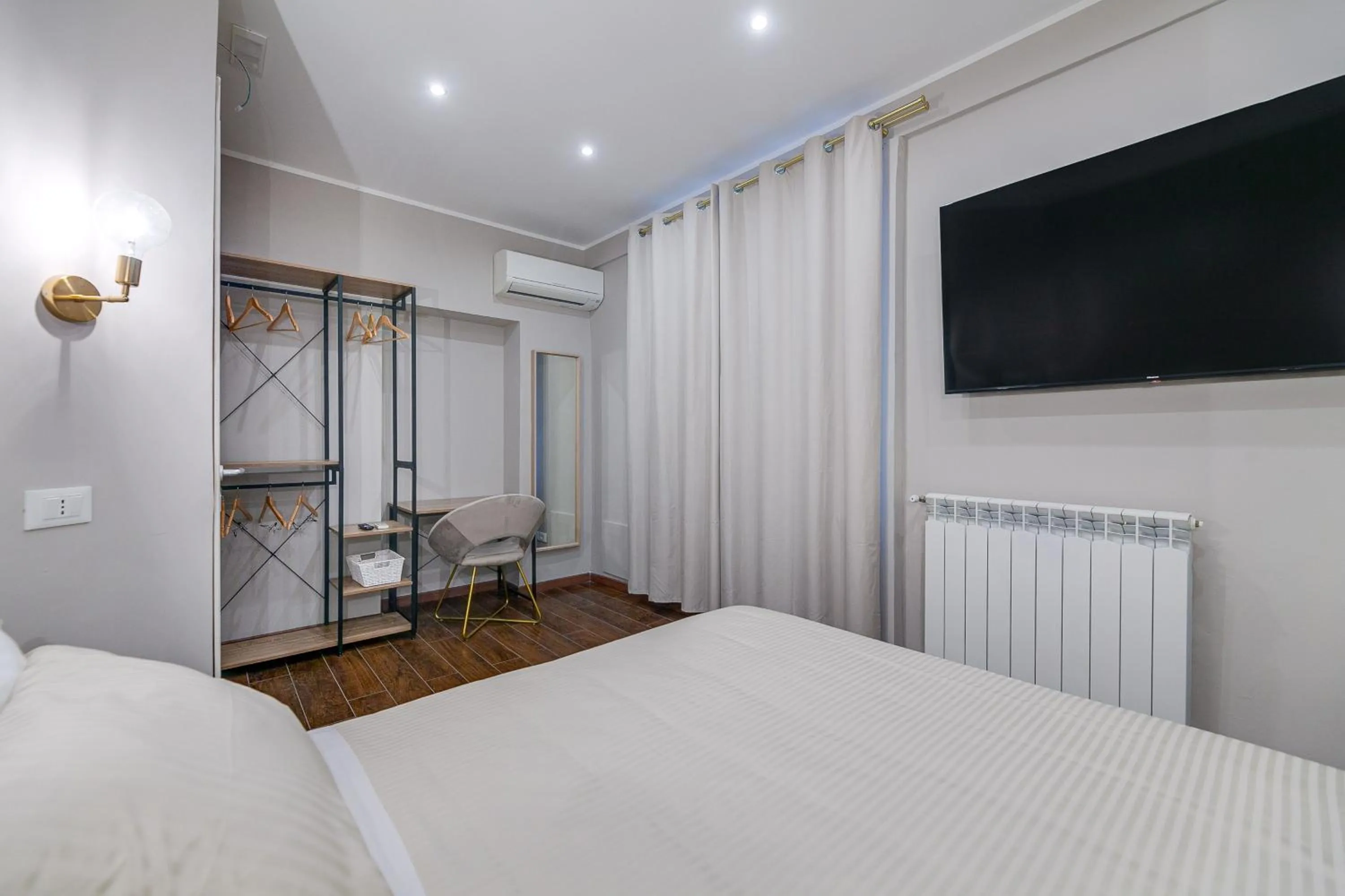 Bedroom, Bed in Vogue Suites Rome