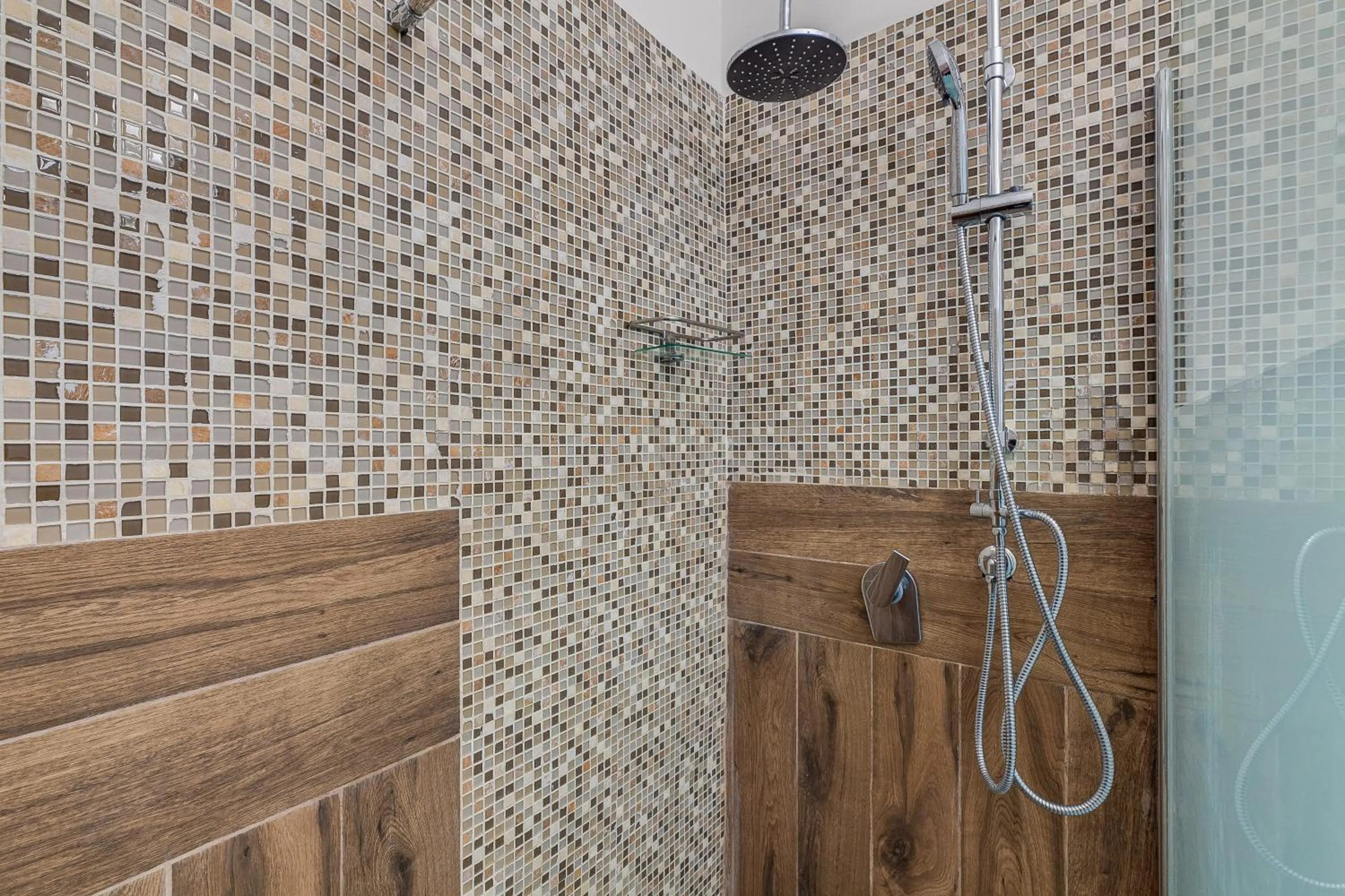Shower in Vogue Suites Rome