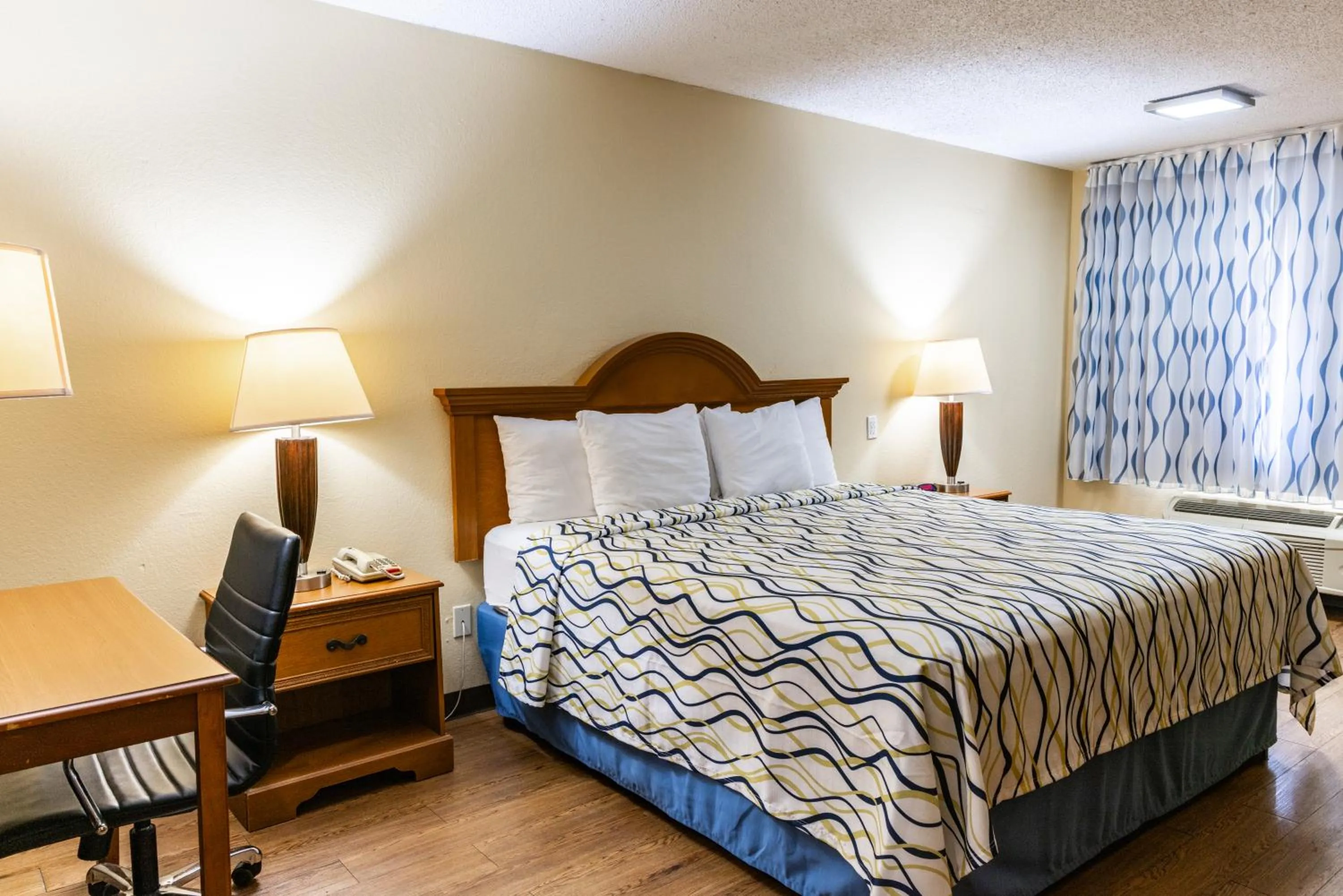 Bed in Boerne Inn and Suites