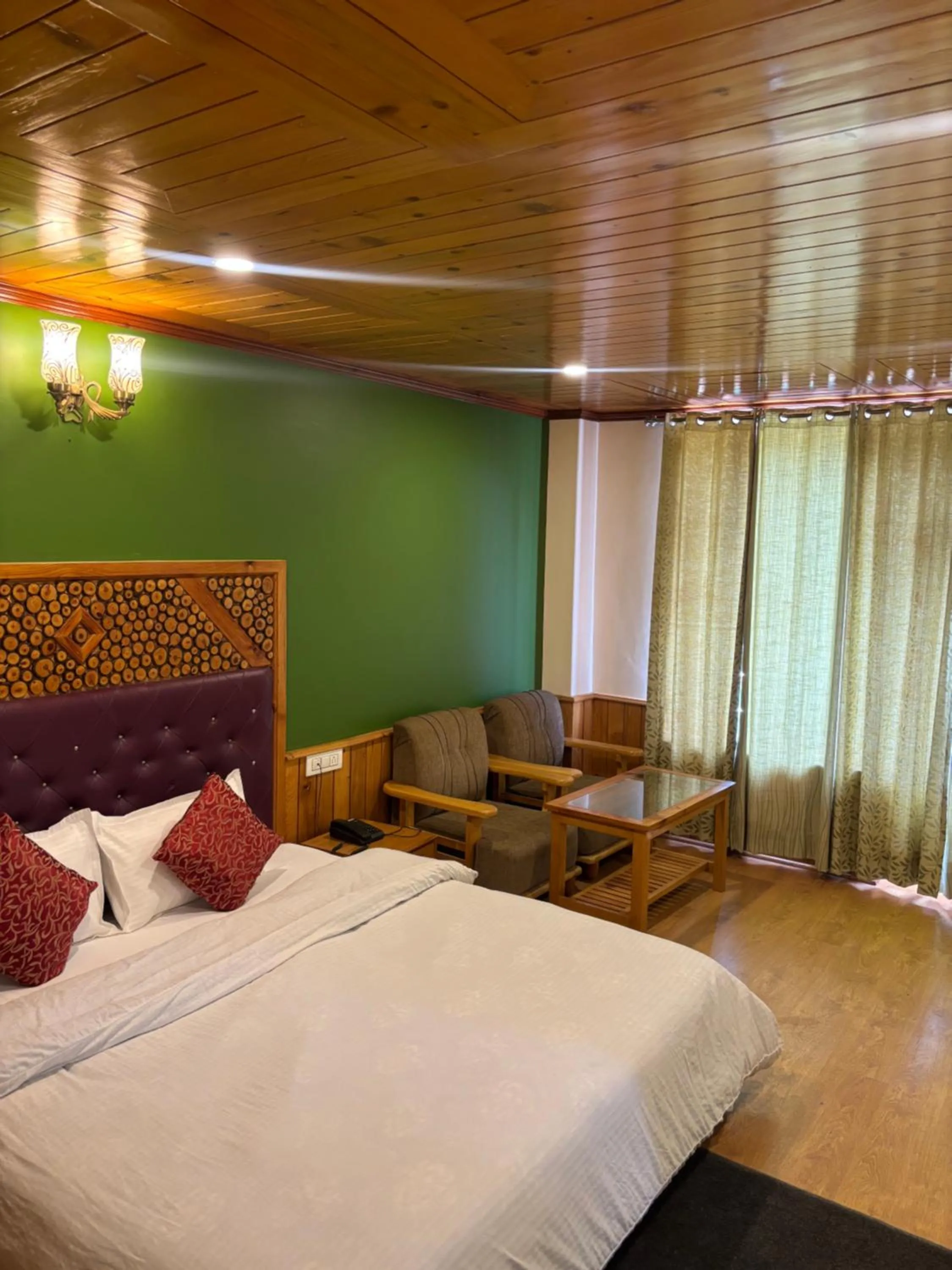 Bedroom, Bed in Luxe Signature