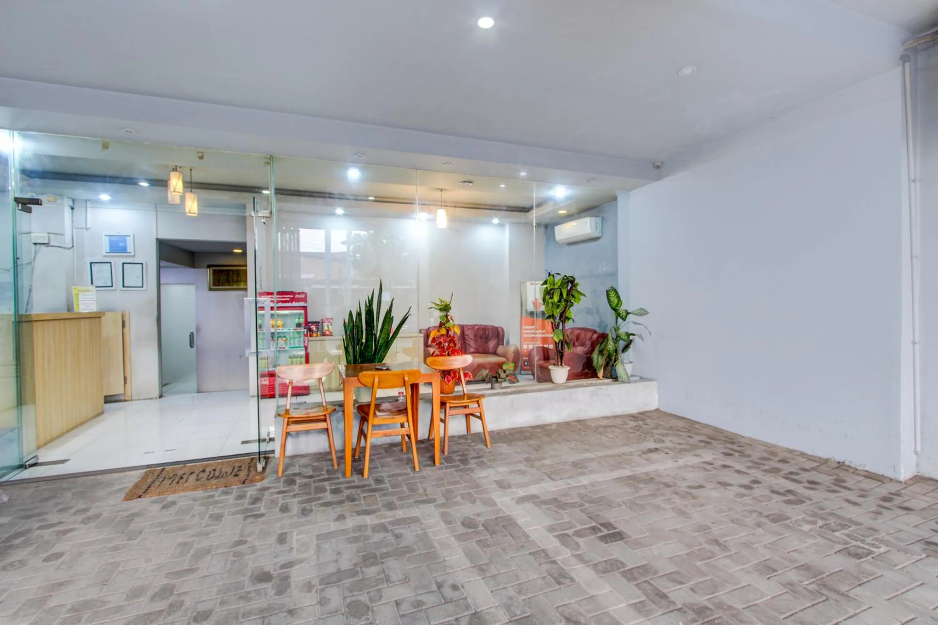 Lobby or reception in Hotel O Tegal near near Pacific Mall Tegal formerly Hugo Suites Family