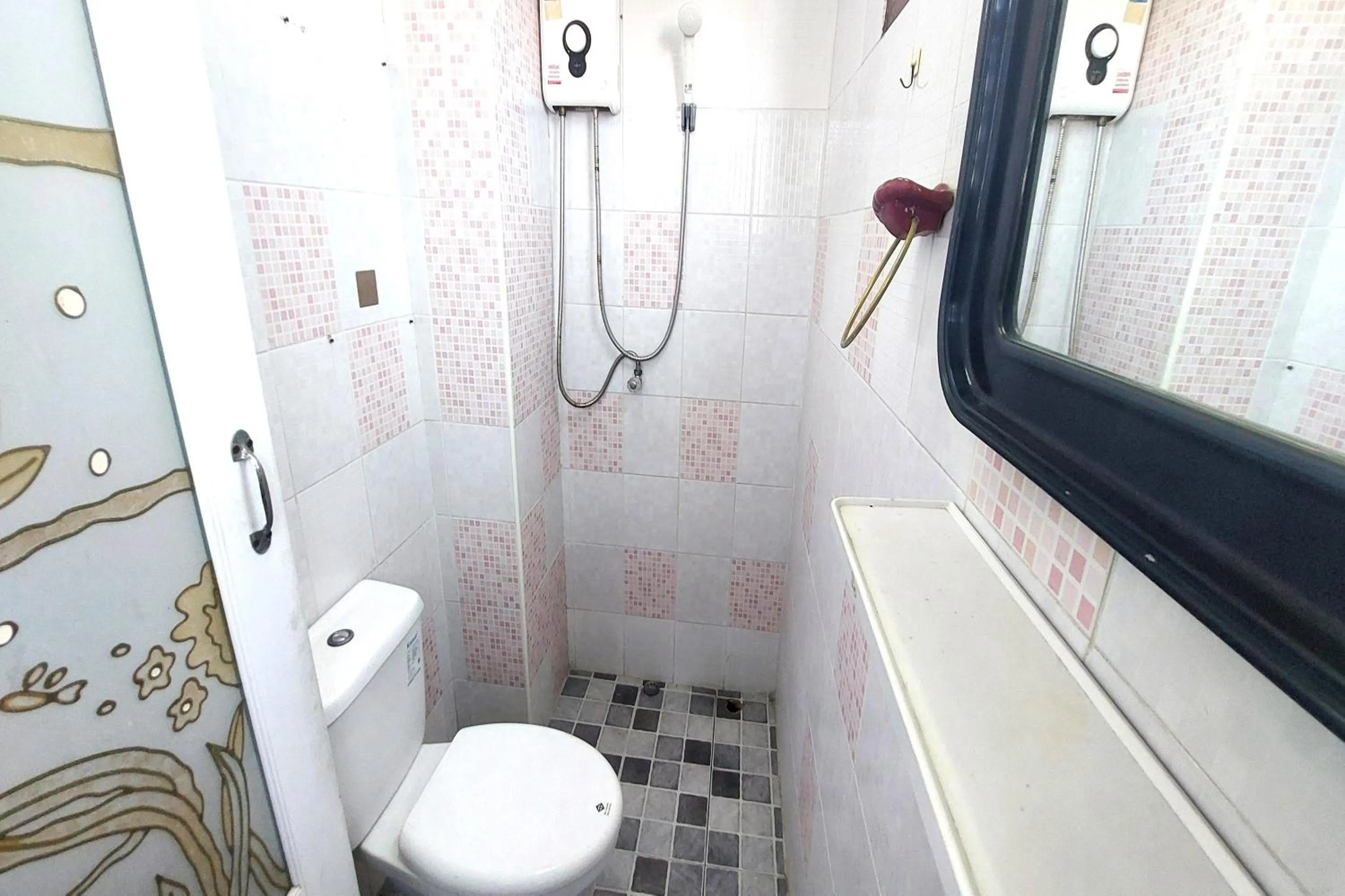 Shower in Sukhum Mega Bangna Guest House