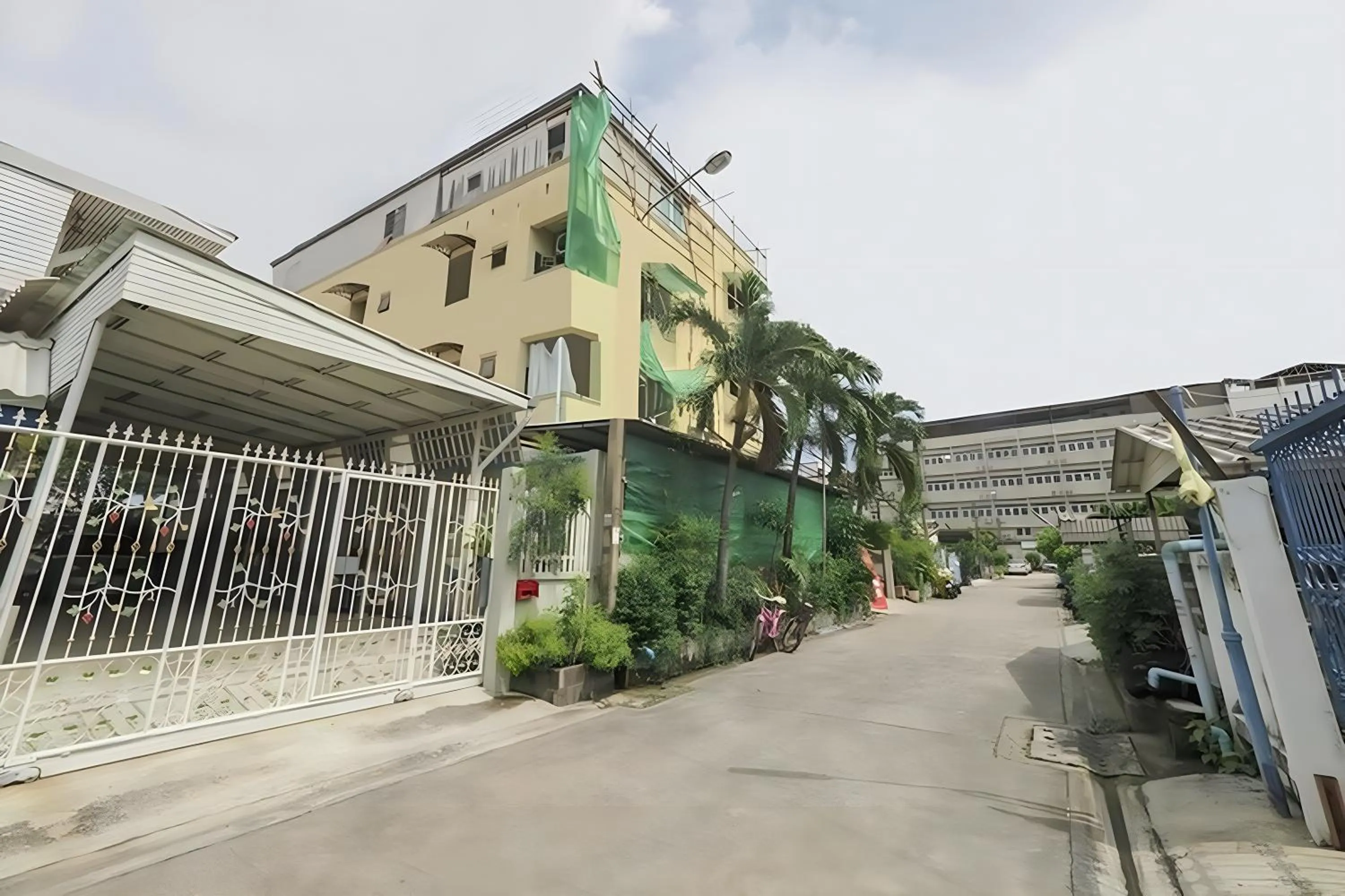 Sukhum Mega Bangna Guest House