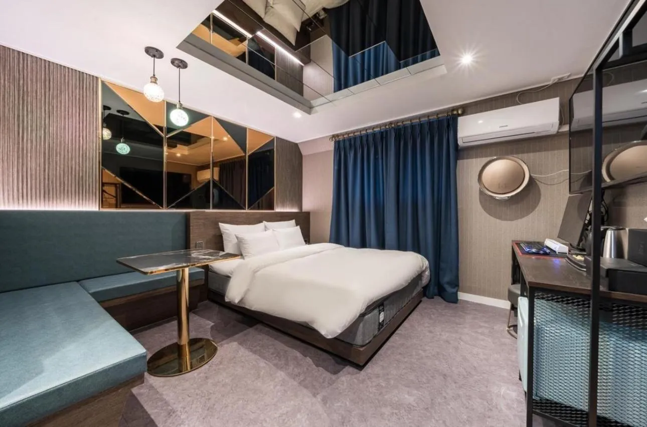 Dining area, Bed in Hotel Ravi