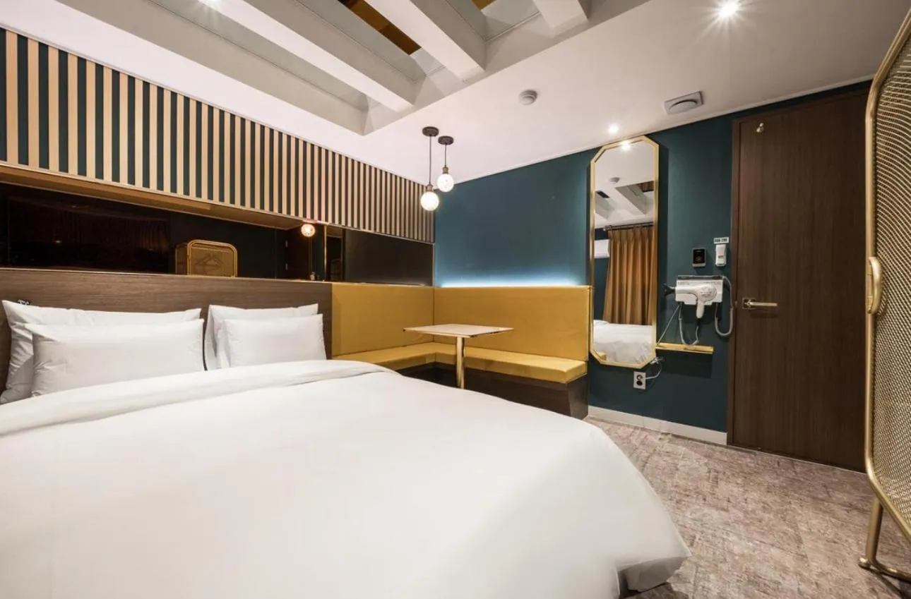 Dining area, Bed in Hotel Ravi