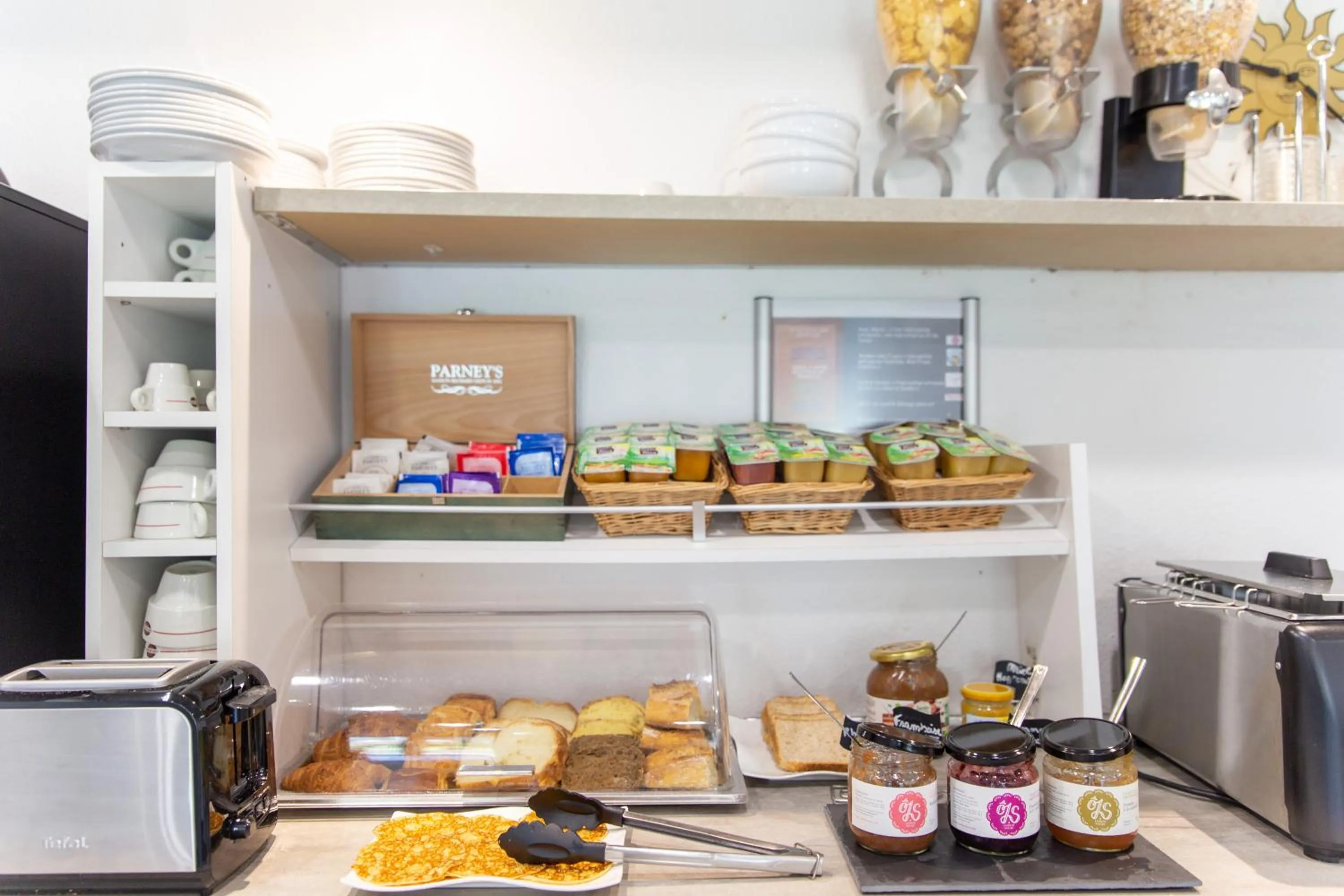 Buffet breakfast in Quality Aparthotel Cholet