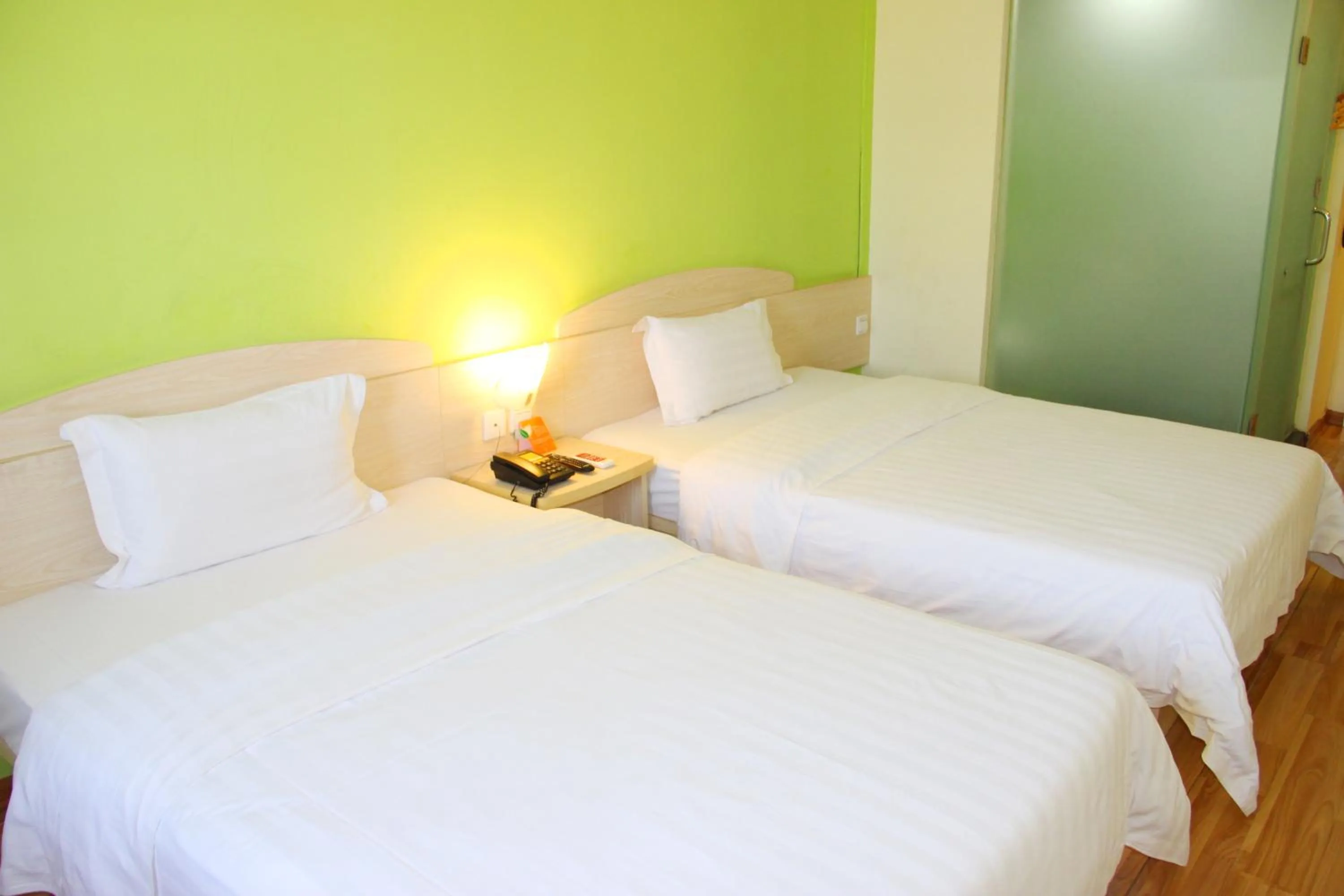 Photo of the whole room, Bed in 7Days Inn Lanzhou West Railway Station